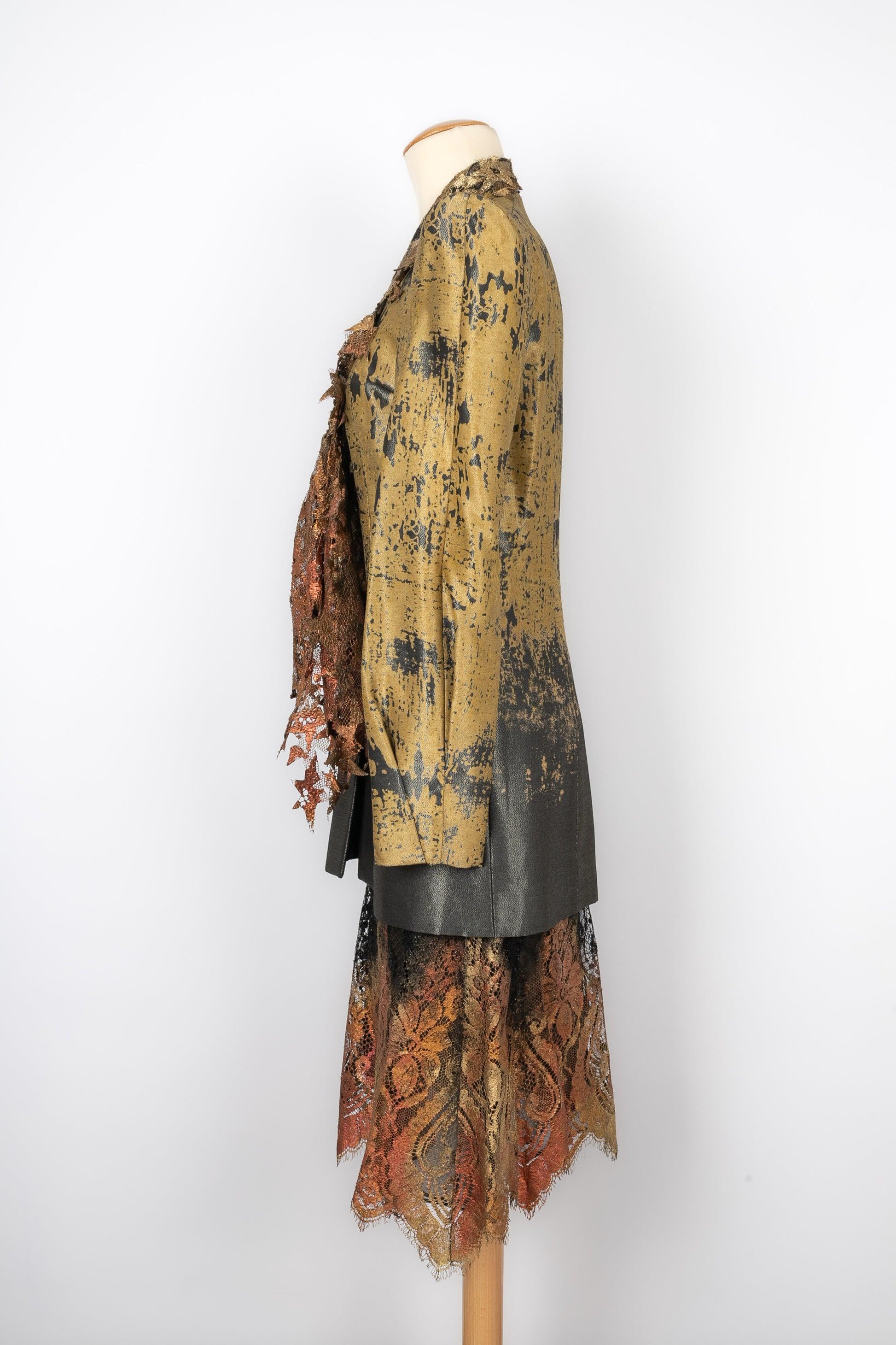 Christian Lacroix - (Made in France) Set composed of a skirt and a jacket decorated with tie-and-dye lace. 42FR size indicated.

Additional information:
Condition: Very good condition
Dimensions: Jacket: Shoulder width: 43 cm - Chest: 45 cm - Sleeve