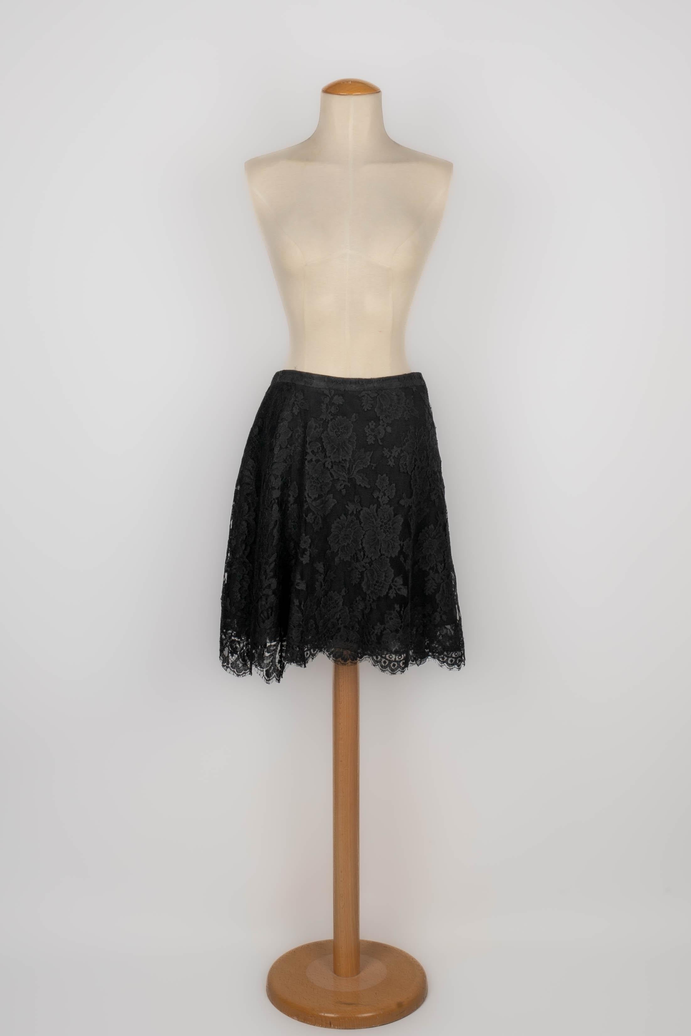 CHRISTIAN LACROIX - (Made in France) Black lace skirt with a silk lining. No size indicated, it fits a 36FR/38FR.

Condition:
Very good condition

Dimensions:
Waist: 36 cm - Hips: 50 cm - Length: 52 cm

FJ124