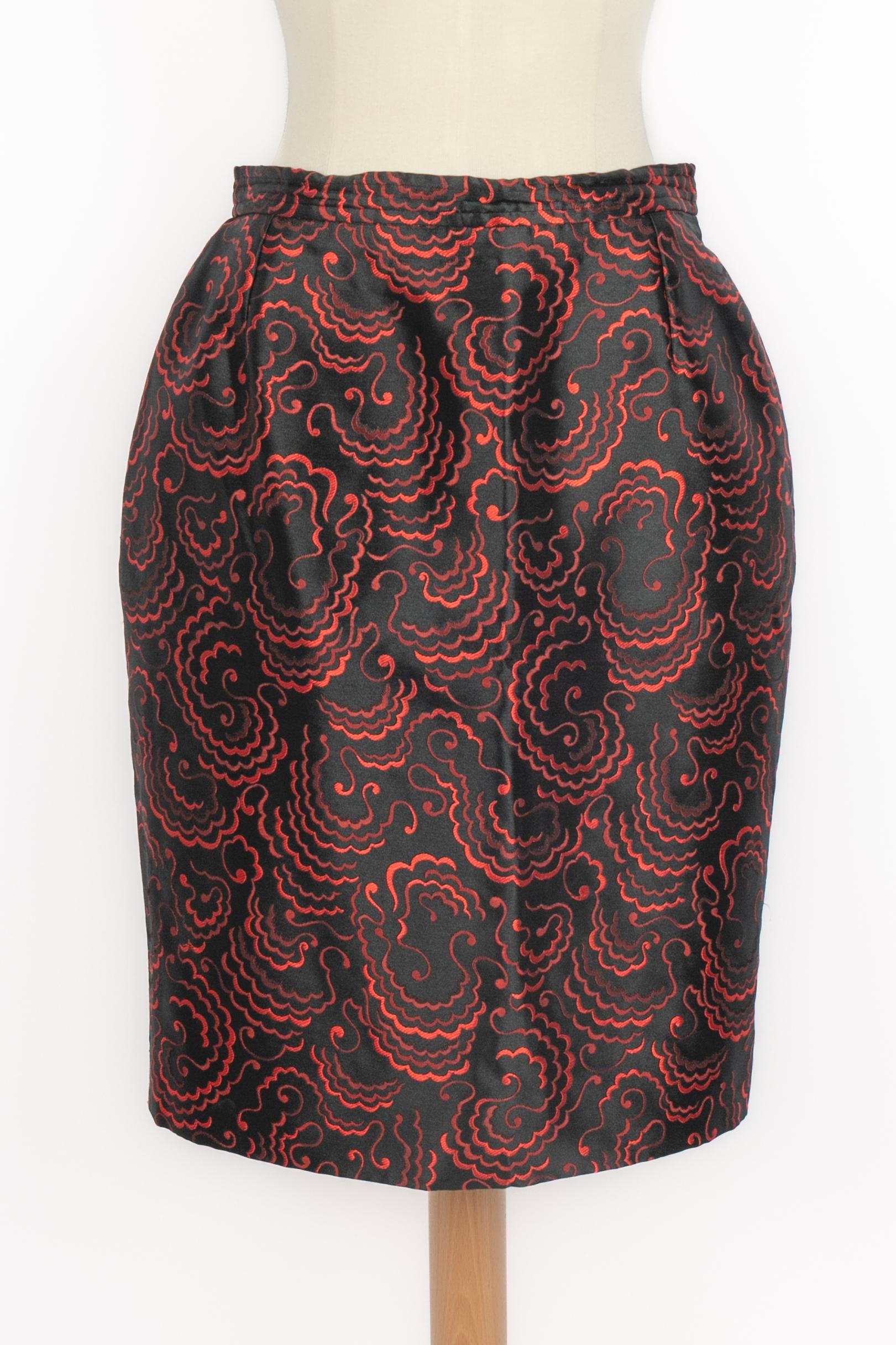 CHRISTIAN LACROIX - (Made in France) Mittellanger schwarzer Rock mit rotem Muster. Größe 40FR angegeben.

Bedingung:
Sehr guter Zustand

Abmessungen:
Taille: 34 cm - Hüfte: 48 cm - Länge: 56 cm

SKU:FJ210