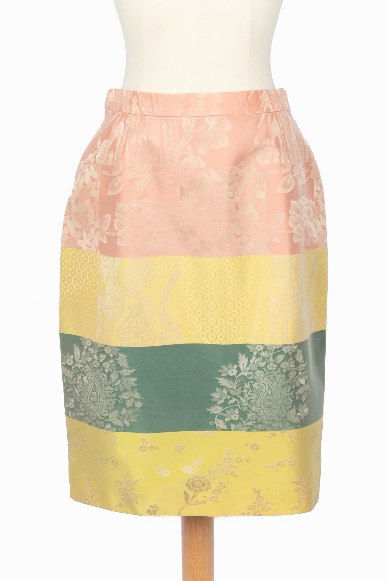 CHRISTIAN LACROIX - (Fabricado en Francia) Traje con falda de seda mezclada en tonos rosa, amarillo y verde. Talla 38FR. Colección Primavera-Verano 1998 bajo la dirección artística de Christian Lacroix.

Estado:
Muy buen