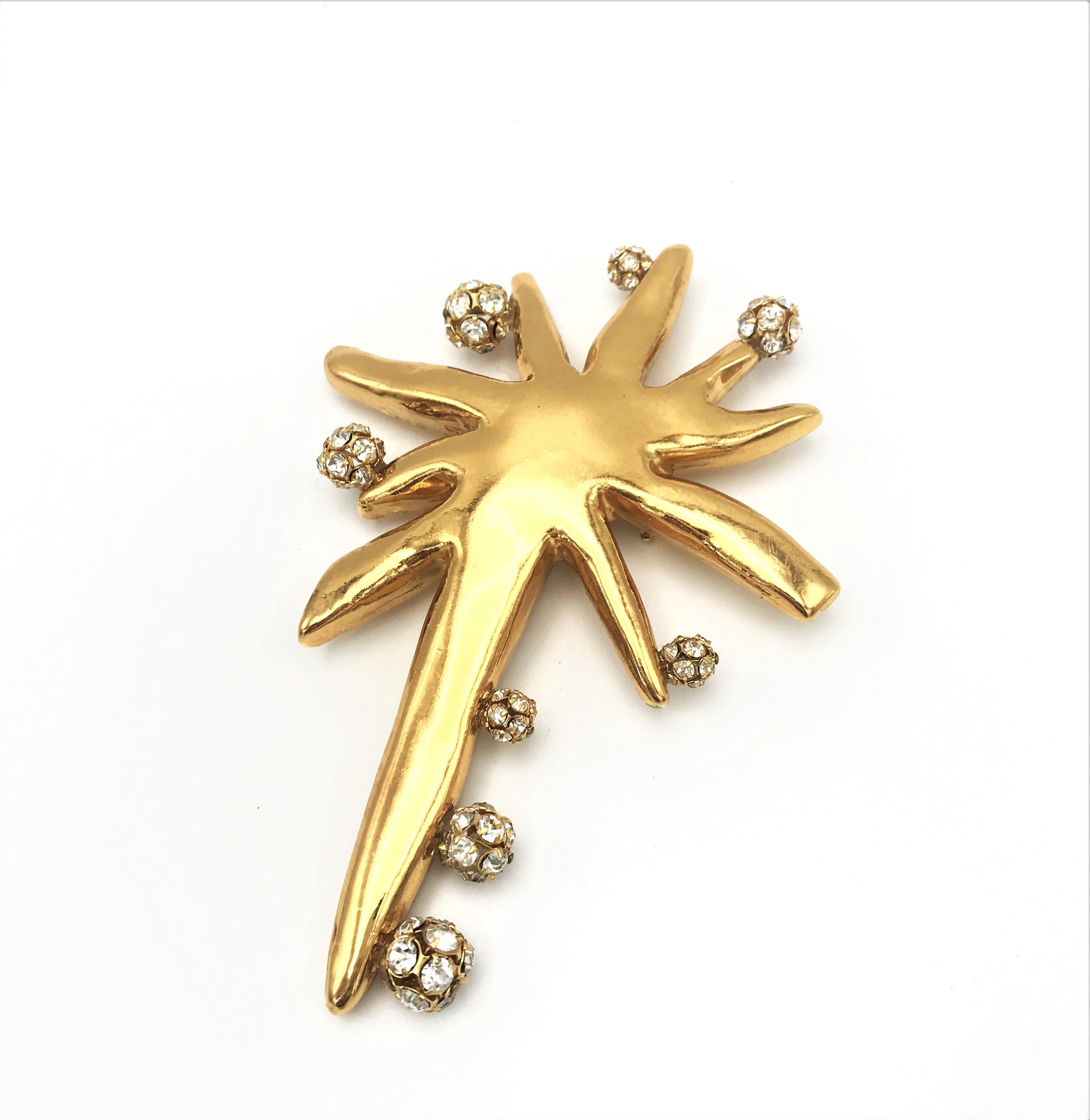 The allure of bold Costume Jewelry !
A very rare and unusual large brooch in the shape of a star by Christian Lacroix Paris. On the rays are glittering balls with cut rhinestones. Signed on the back with the typical Lacroix signature.
Measurement: