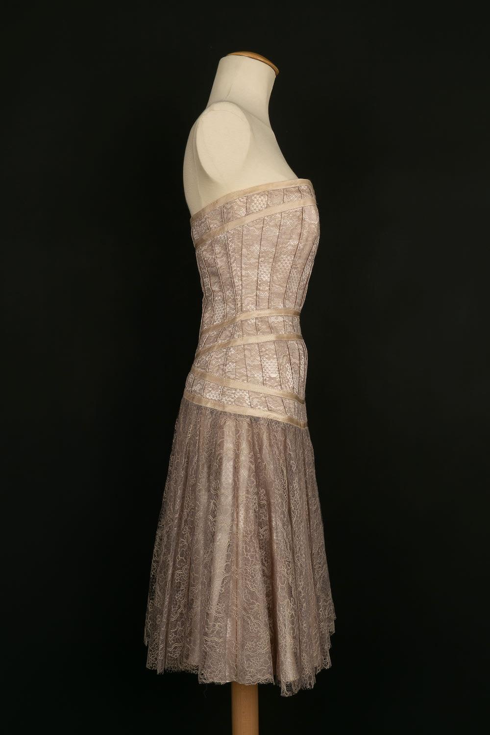 Christian Lacroix -(Made in France) Strapless lace and silk dress. Size 40FR.

Additional information: 
Dimensions: Chest: 46 cm, Waist: 36 cm, Hips: 45 cm, Length: 83 cm
Condition: Very good condition
Seller Ref number: VR103