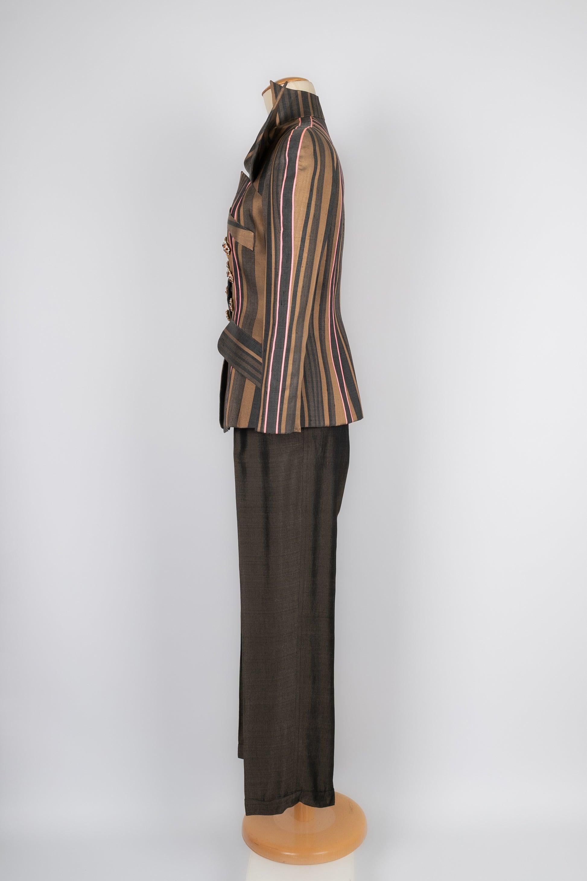 Christian Lacroix - Haute Couture bestehend aus einer Hose und einer taillierten Jacke, die mit goldenen Metallknöpfen mit Strasssteinen verziert ist. Keine Größenangabe, es passt eine 36FR. Zu erwähnen ist, dass nur sehr wenige Fäden herausgezogen