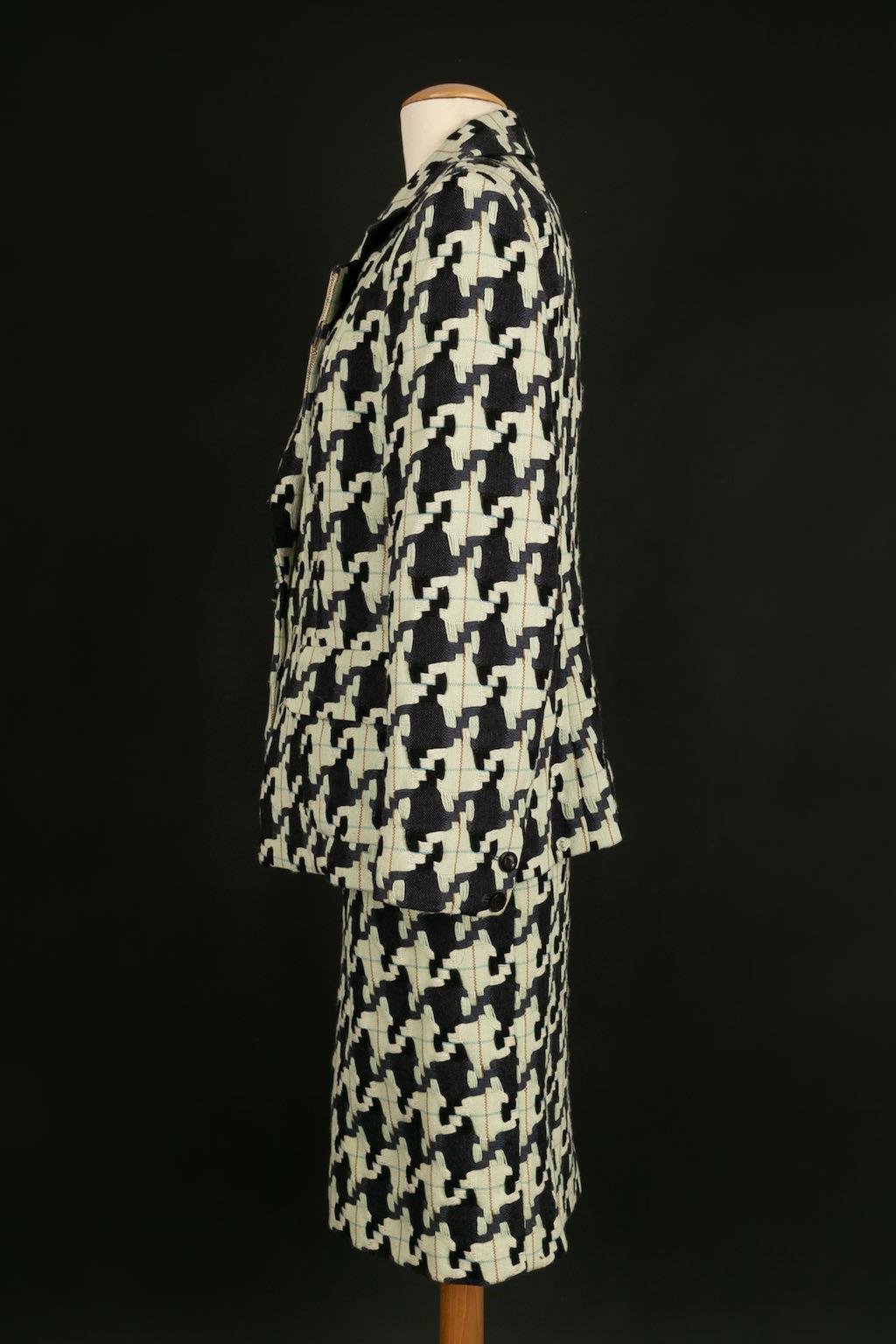 Christian Lacroix - (Made in France) Suit, skirt and jacket in wool with houndstooth pattern. Size indicated 48FR.

Additional information:
Condition: Very good condition
Dimensions: Jacket: Shoulder width: 48 cm - Chest: 52cm - Waist: 48 cm -