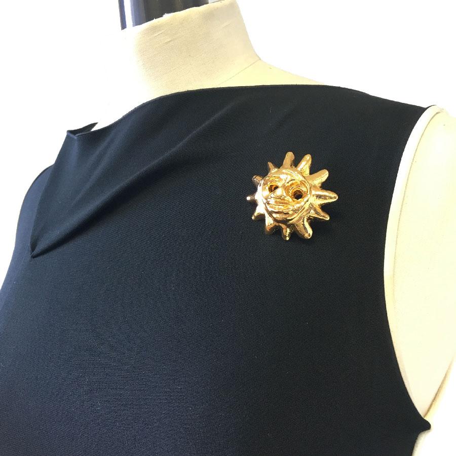 Christian Lacroix sun brooch in golden resin. Vintage piece of jewelry in very good condition.
Dimensions: 4.5x4.5 cm
Delivered in a non original pouch