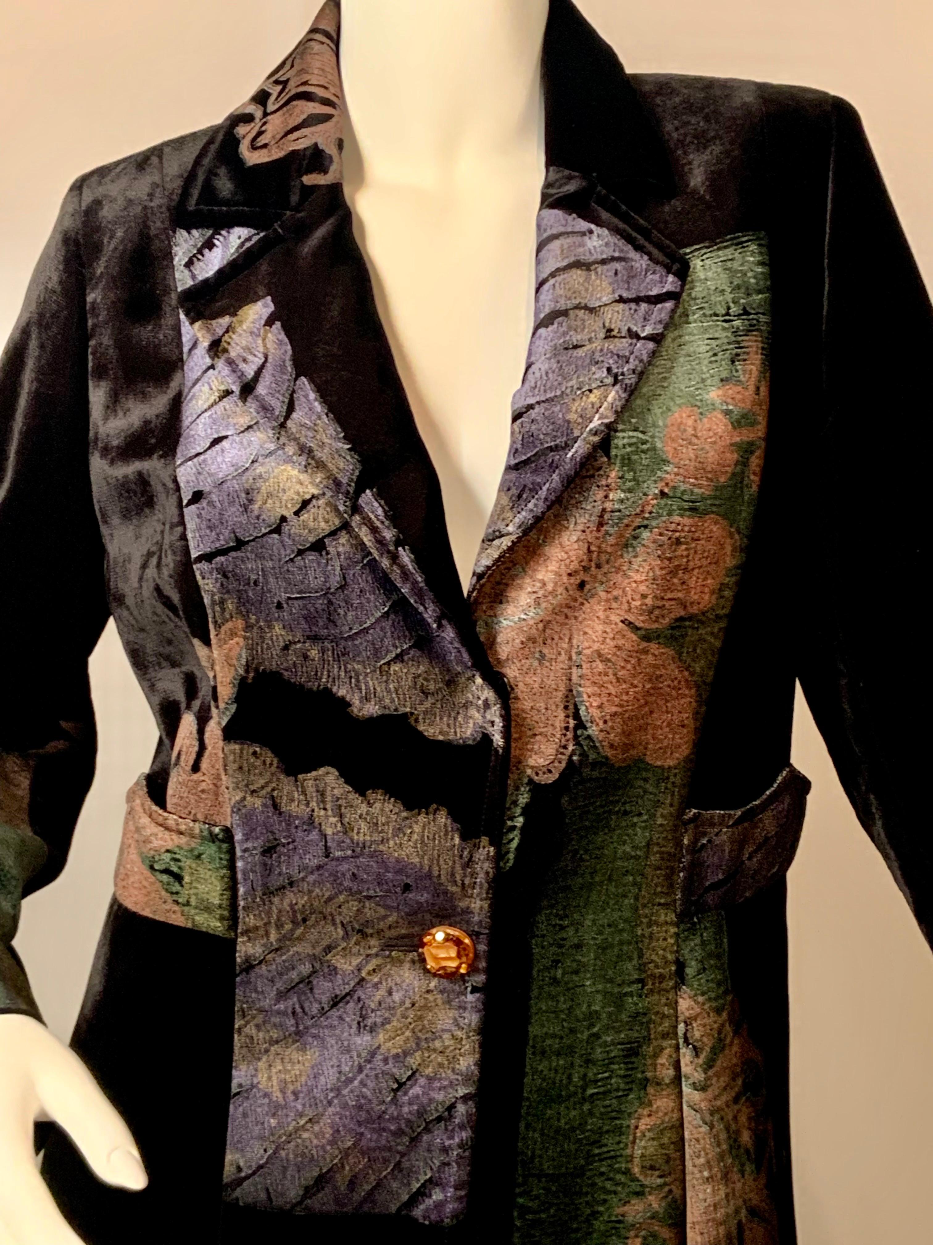 Christian Lacroix a utilisé un riche velours de soie noir pour créer ce blazer chic à un bouton. Il est ensuite orné au pochoir de motifs qui rappellent la technique du  Mariano Fortuny. Au lieu d'utiliser un pochoir d'une seule couleur dans un