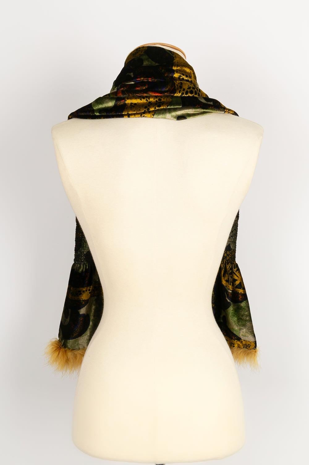 Christian Lacroix - Velvet scarf in shades of green and yellow
 
 Additional information:
Dimensions: Length: 133 cm, Height: 29 cm
Condition: Very good condition
Seller Ref number: ACC19