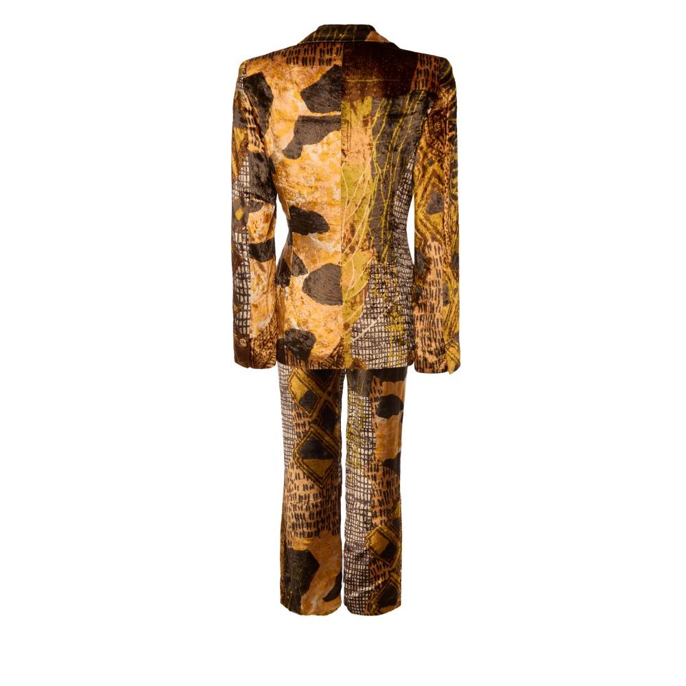 Questo squisito abito patchwork in velluto di Christian Lacroix è la vera incarnazione del lusso e della raffinatezza d'avanguardia. Caratterizzato da un bellissimo mix di toni della terra e motivi intricati, questo abito offre una dichiarazione