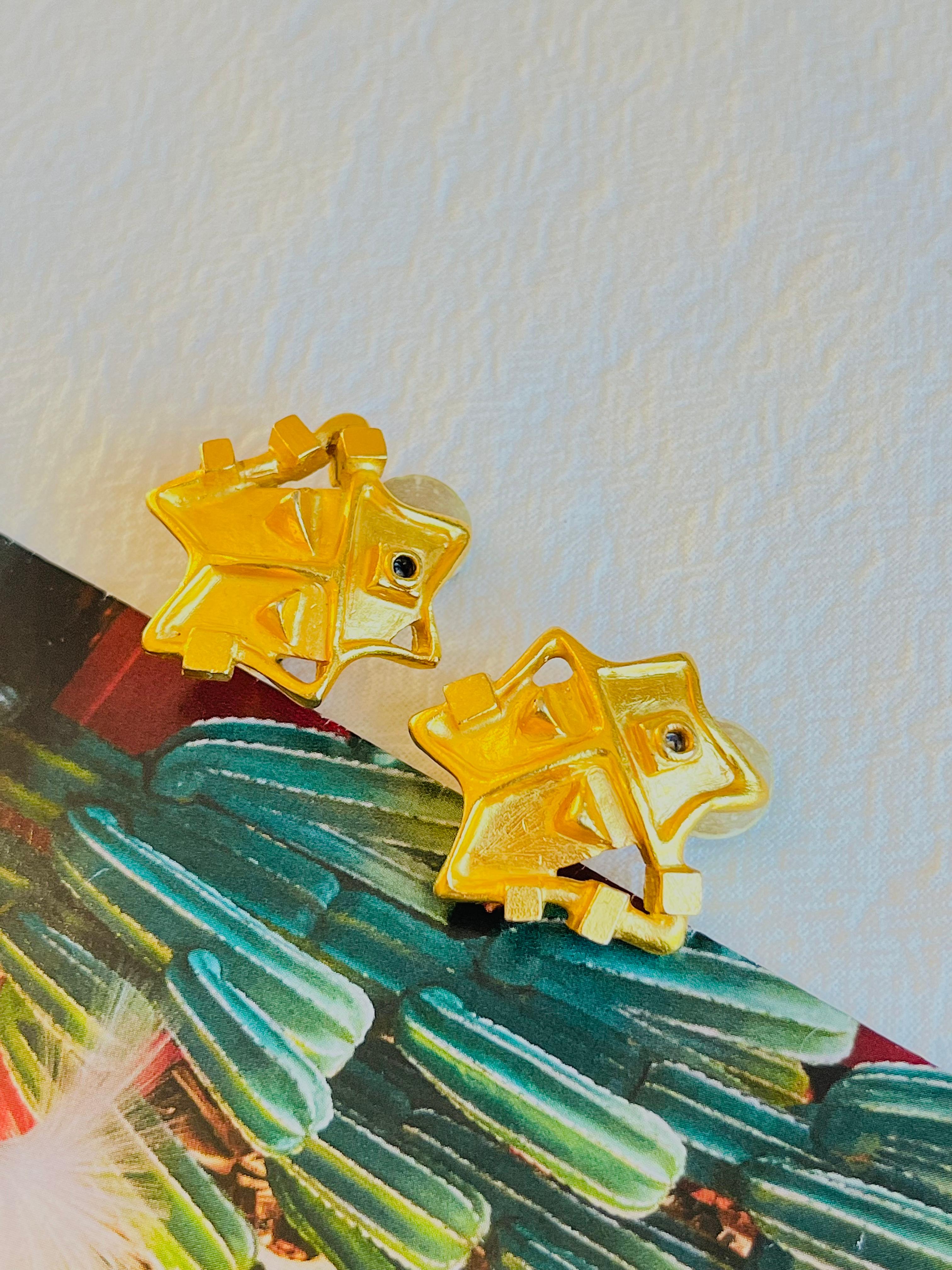 Christian Lacroix Vintage 1980s Geometric Face Smile Openwork Gold Clip Earrings In Good Condition For Sale In Wokingham, England
