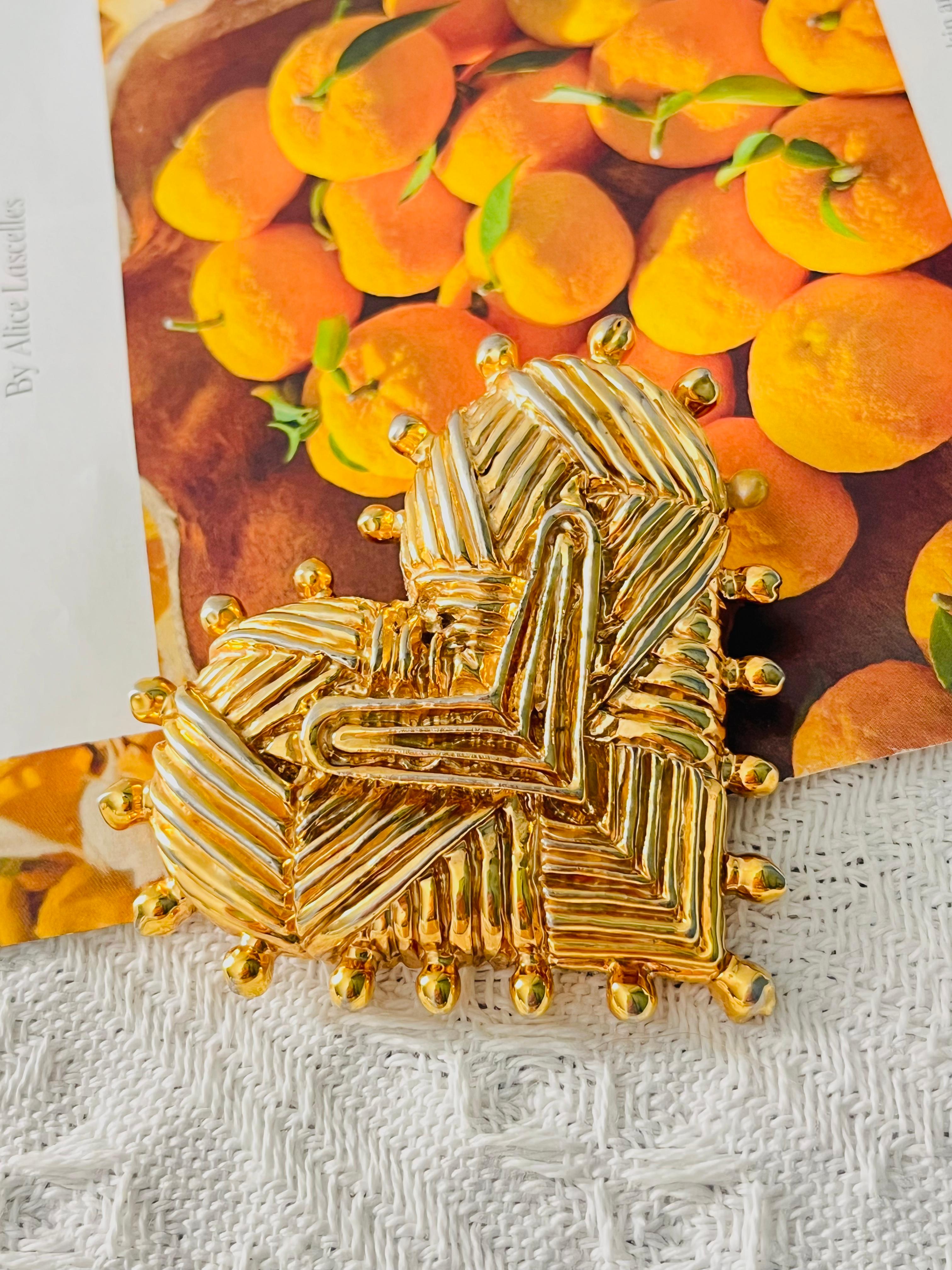 Christian Lacroix Vintage 1990 Unisex Iconic Classic Textured Huge Massive Crisscross Heart Love Dots Elegant Modernist Chunky Statement Brosche, Gold Tone

Sehr guter Zustand. Leichte Kratzer und Farbverluste, kaum wahrnehmbar. Ein Punkt auf der