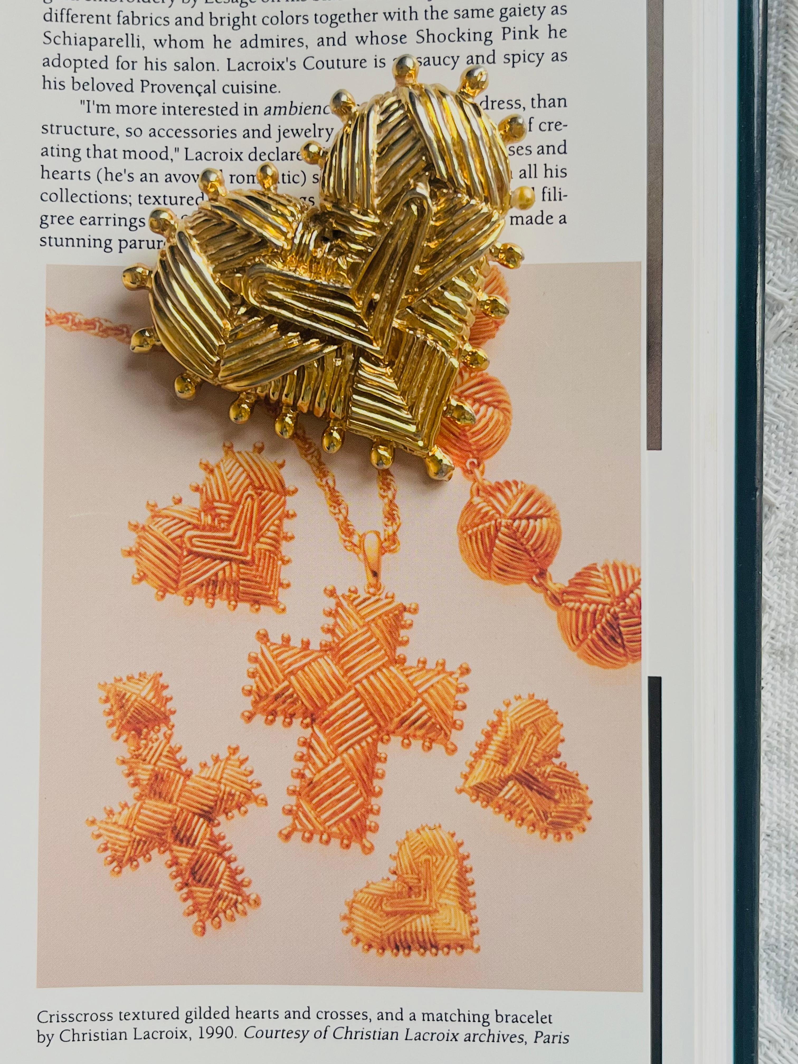 Christian Lacroix Vintage 1990 Gold texturiert riesige Crisscross Herz Dots Brosche (Art déco) im Angebot