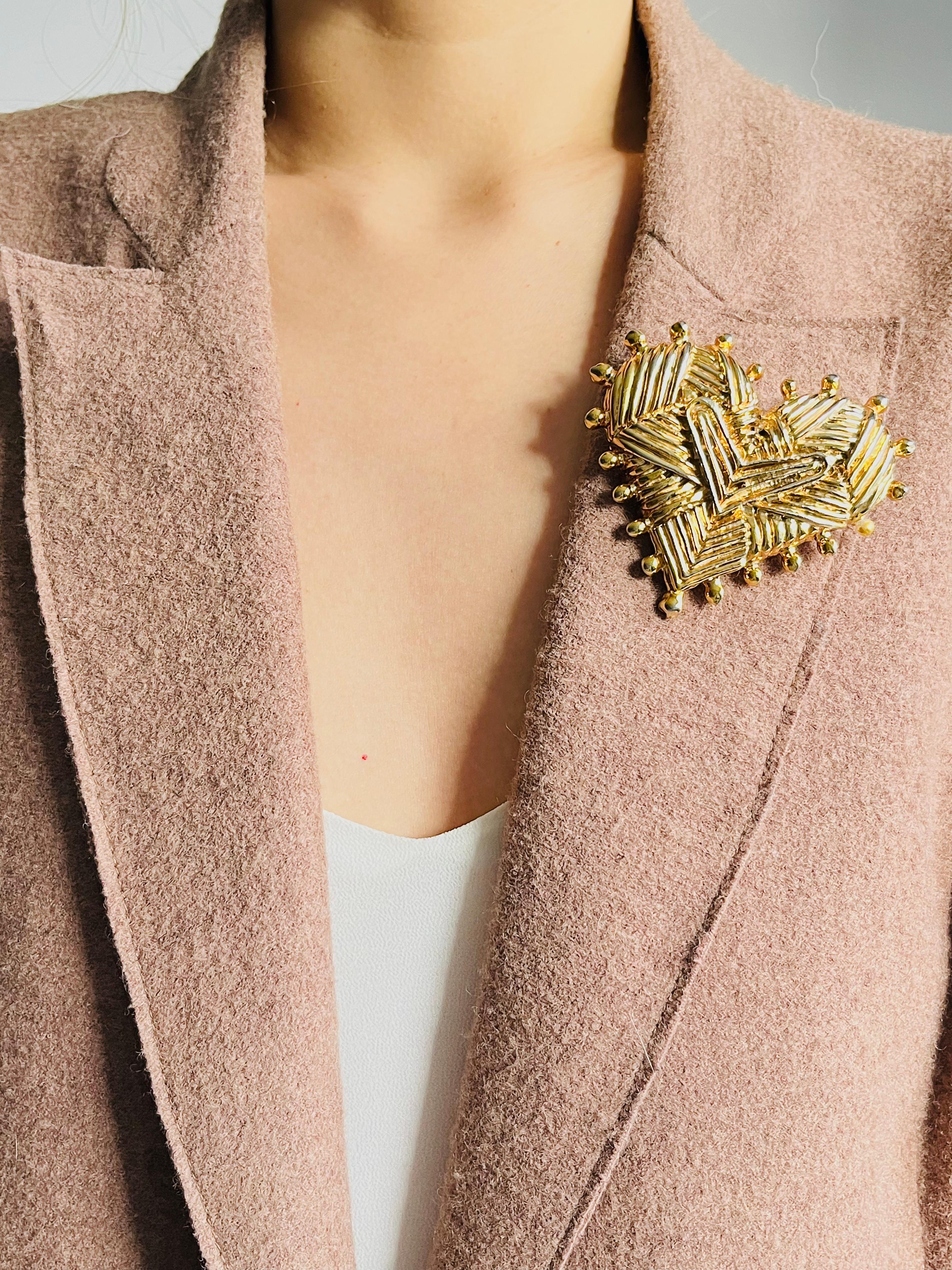 Christian Lacroix Vintage 1990 Gold texturiert riesige Crisscross Herz Dots Brosche im Angebot 1