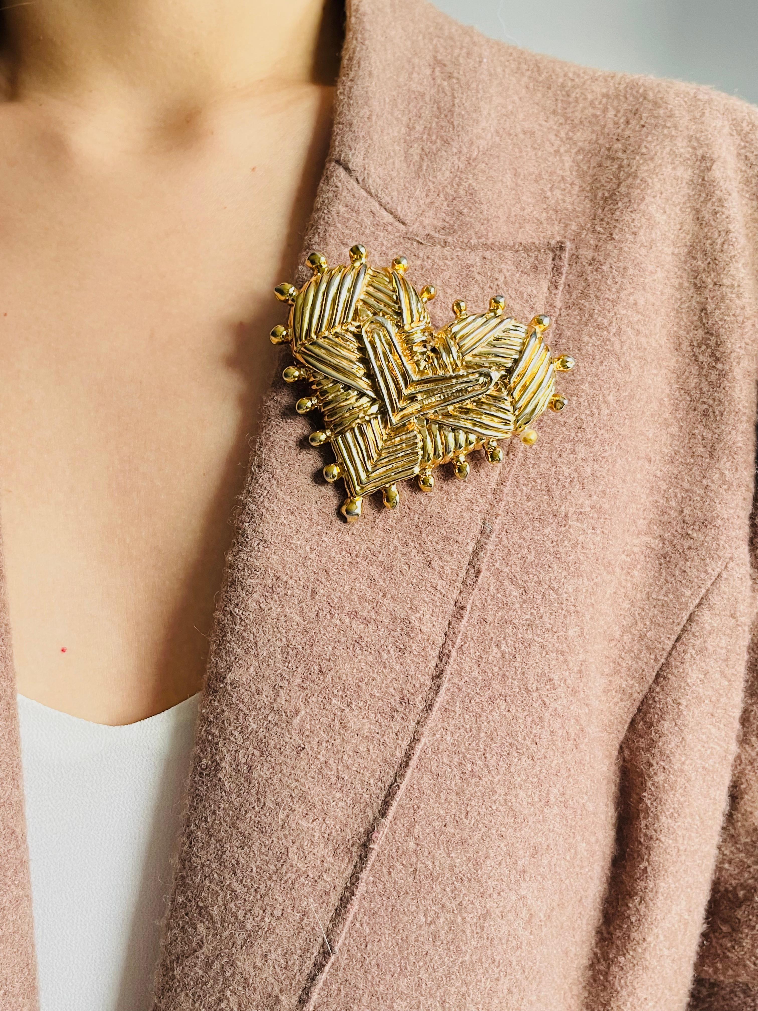 Christian Lacroix Vintage 1990 Gold texturiert riesige Crisscross Herz Dots Brosche im Angebot 2