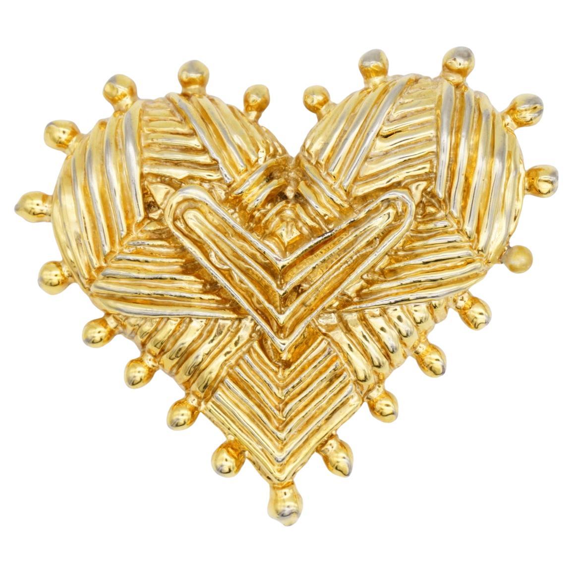 Christian Lacroix Vintage 1990 Gold texturiert riesige Crisscross Herz Dots Brosche im Angebot