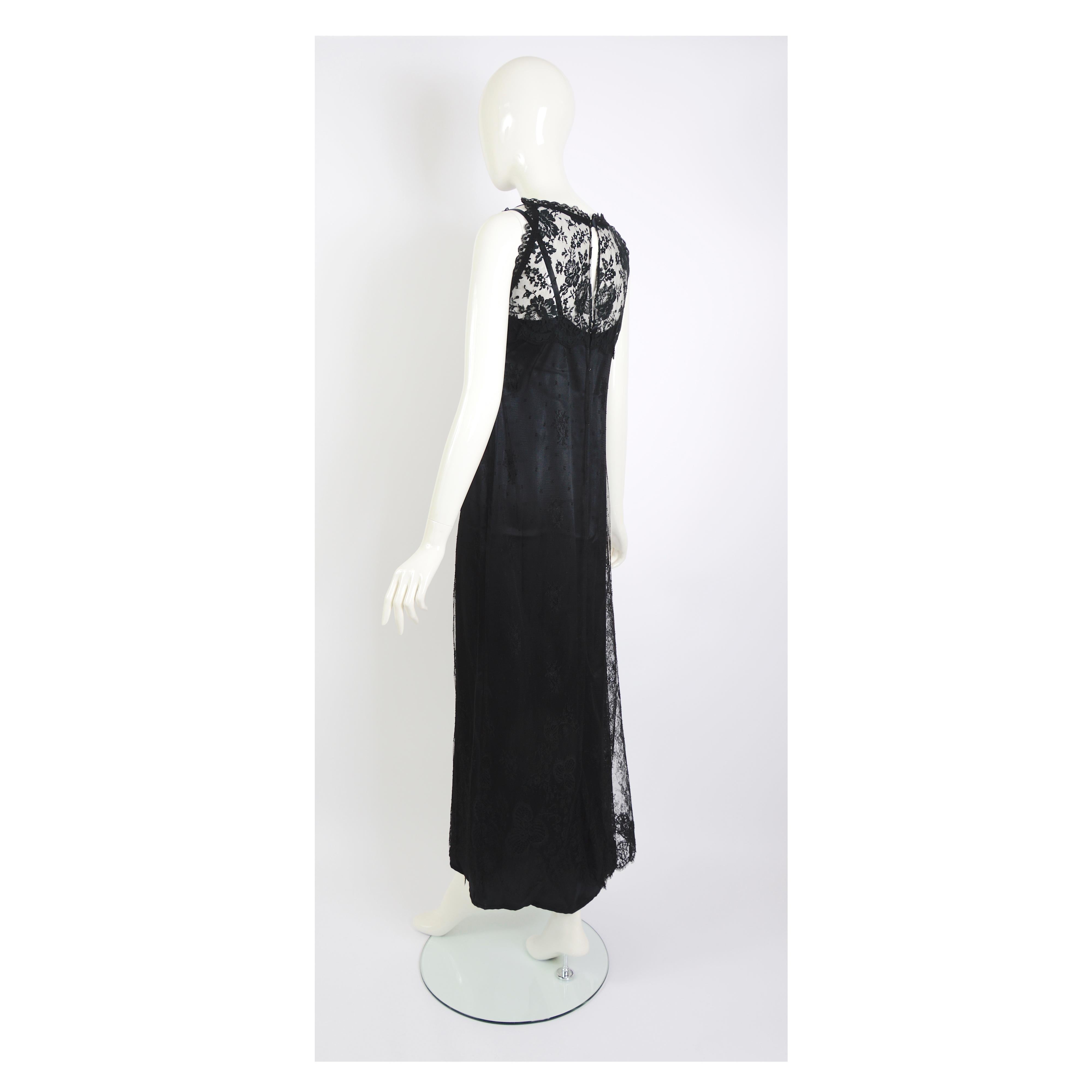 Christian Lacroix - Robe longue en soie noire et dentelle de Chantilly française, vintage, années 1990 en vente 3