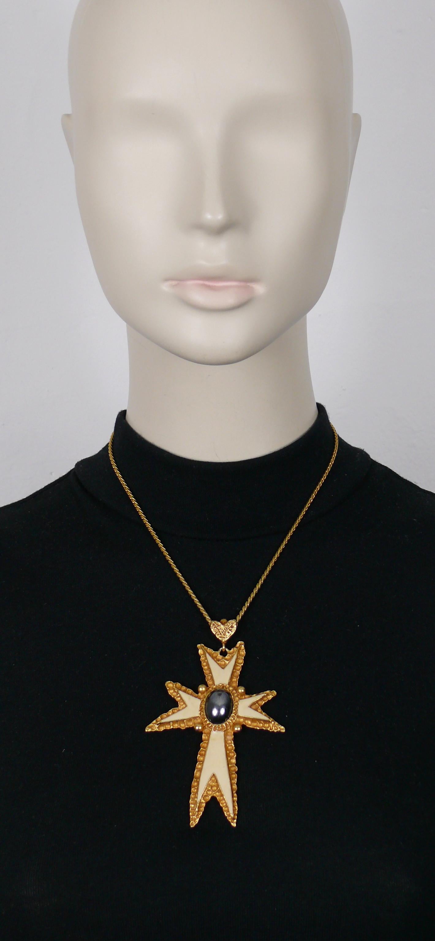 CHRISTIAN LACROIX vintage 1994 chain necklace featuring a gold tone enameled cross pendant with hematite color oval glass cabochon embellishement.

Marked CHRISTIAN LACROIX E94 Made in France.
CL monogram tag on the extension chain.

Indicative