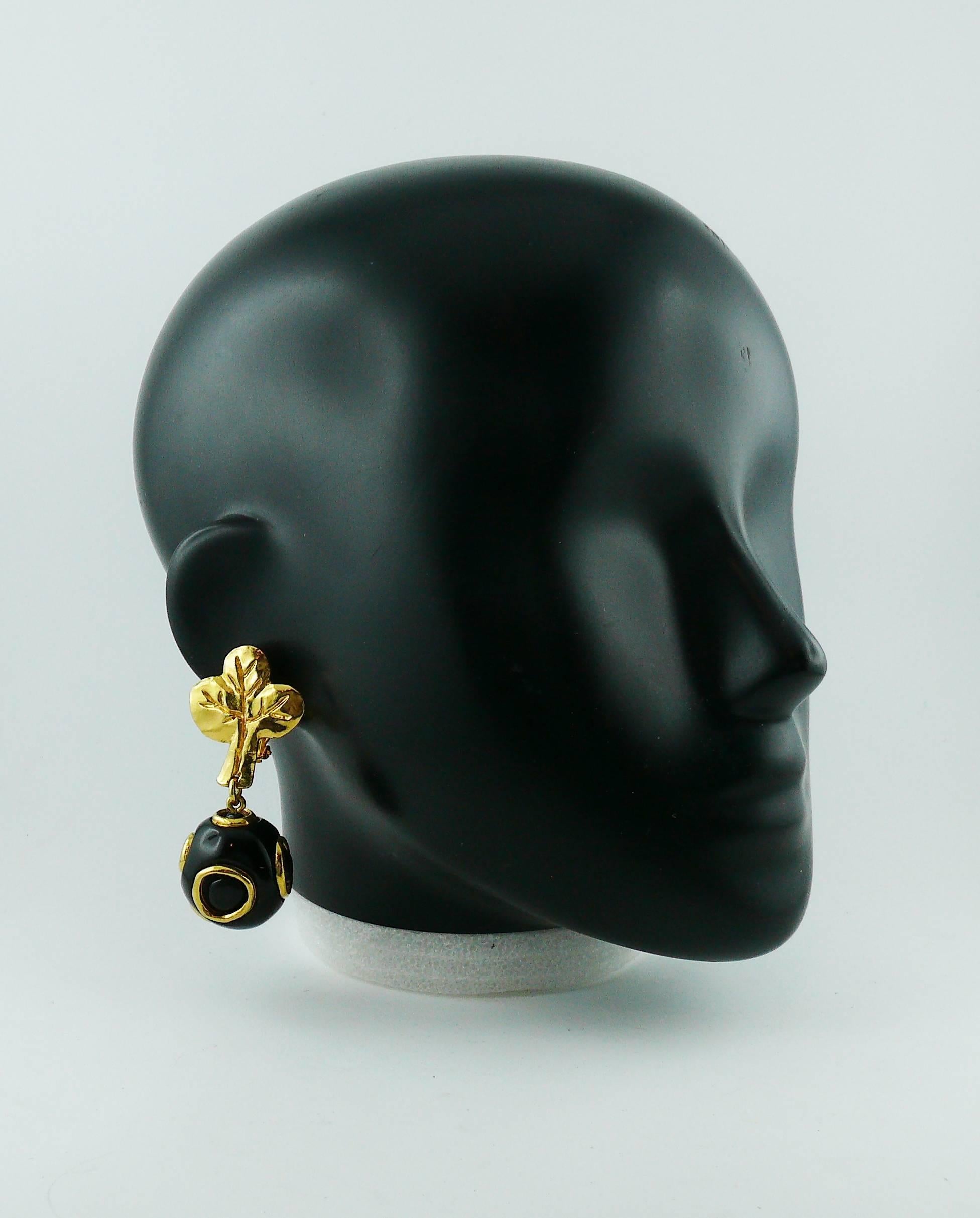 CHRISTIAN LACROIX vintage dangling earrings (clip-on) featuring an abstract gold toned tree top and a large black resin ball with geometric design.

Marked Christian Lacroix CL Made in France.

Indicative measurements : length approx. 6.5 cm (2.56