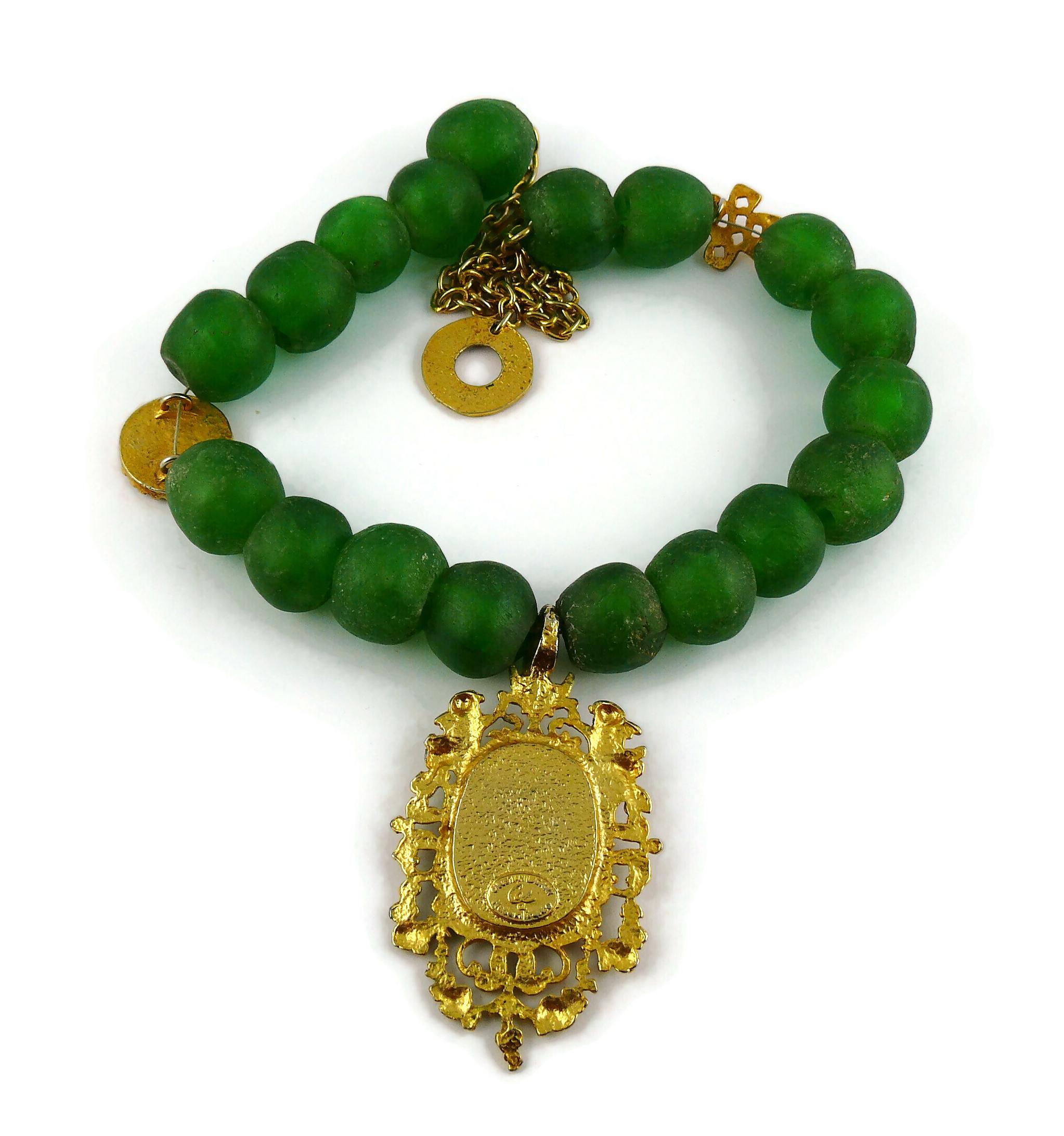 Christian Lacroix, collier vintage en perles de verre vertes anciennes et médaillon de divinité en vente 6
