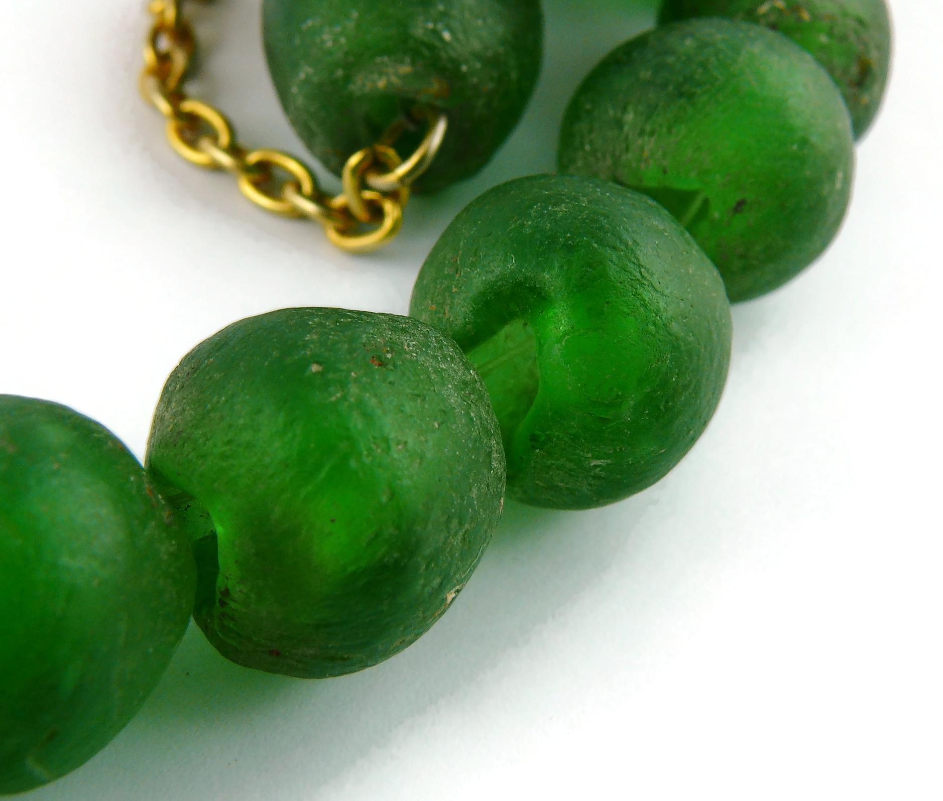 Christian Lacroix, collier vintage en perles de verre vertes anciennes et médaillon de divinité en vente 8