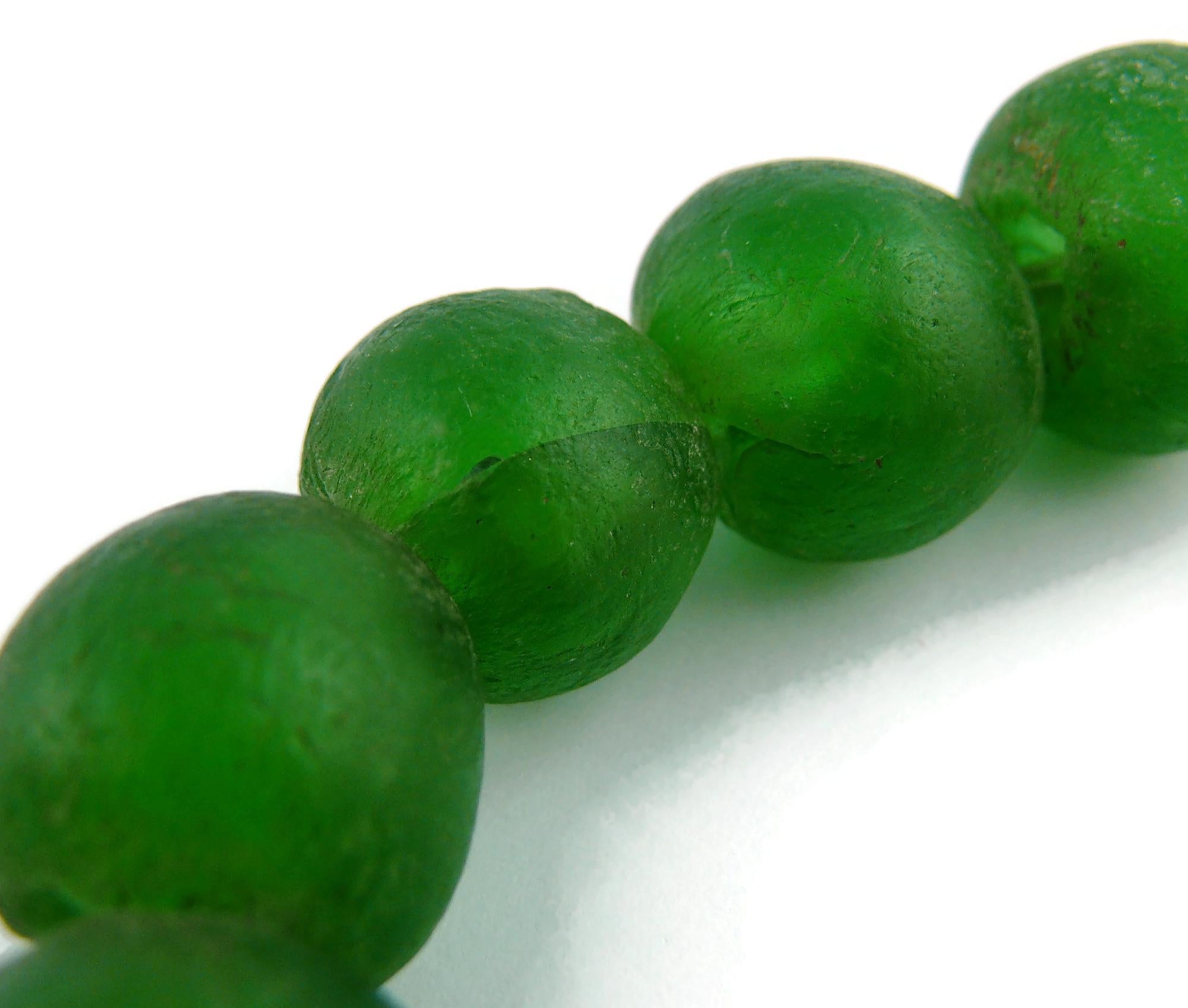 Christian Lacroix, collier vintage en perles de verre vertes anciennes et médaillon de divinité en vente 9