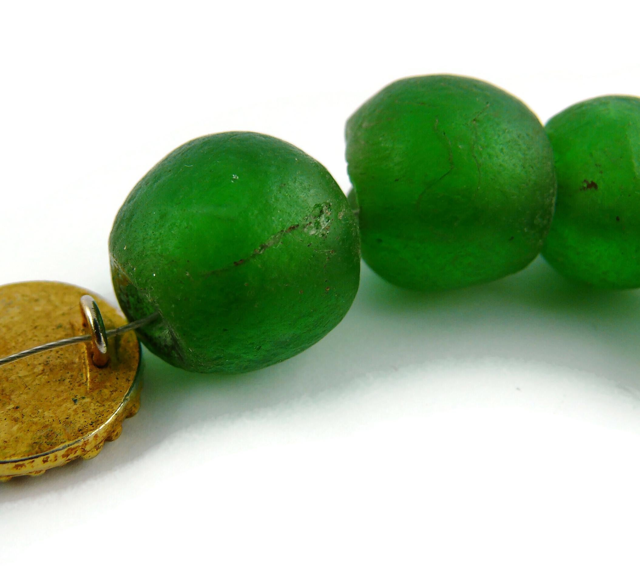 Christian Lacroix, collier vintage en perles de verre vertes anciennes et médaillon de divinité en vente 10