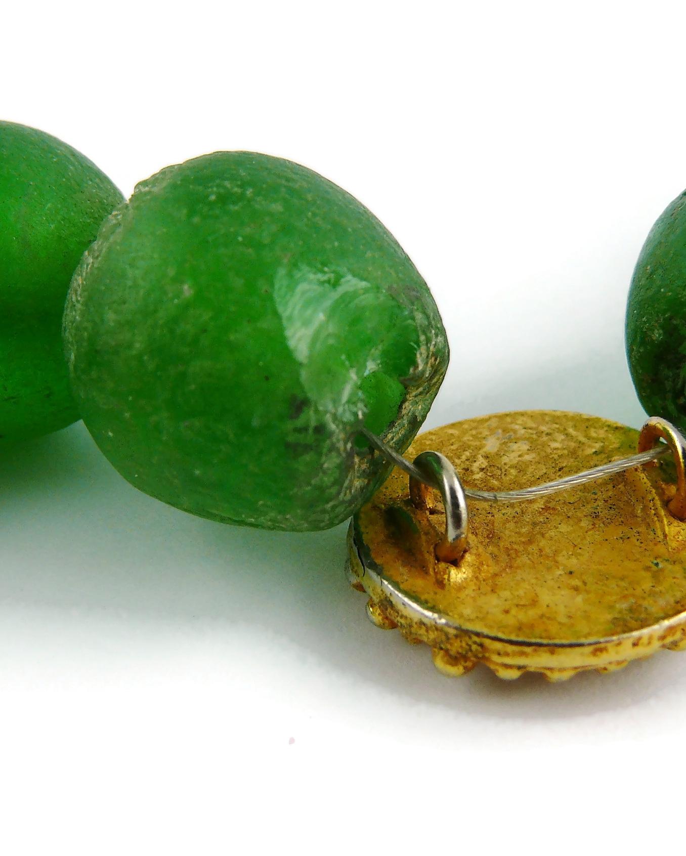 Christian Lacroix, collier vintage en perles de verre vertes anciennes et médaillon de divinité en vente 11