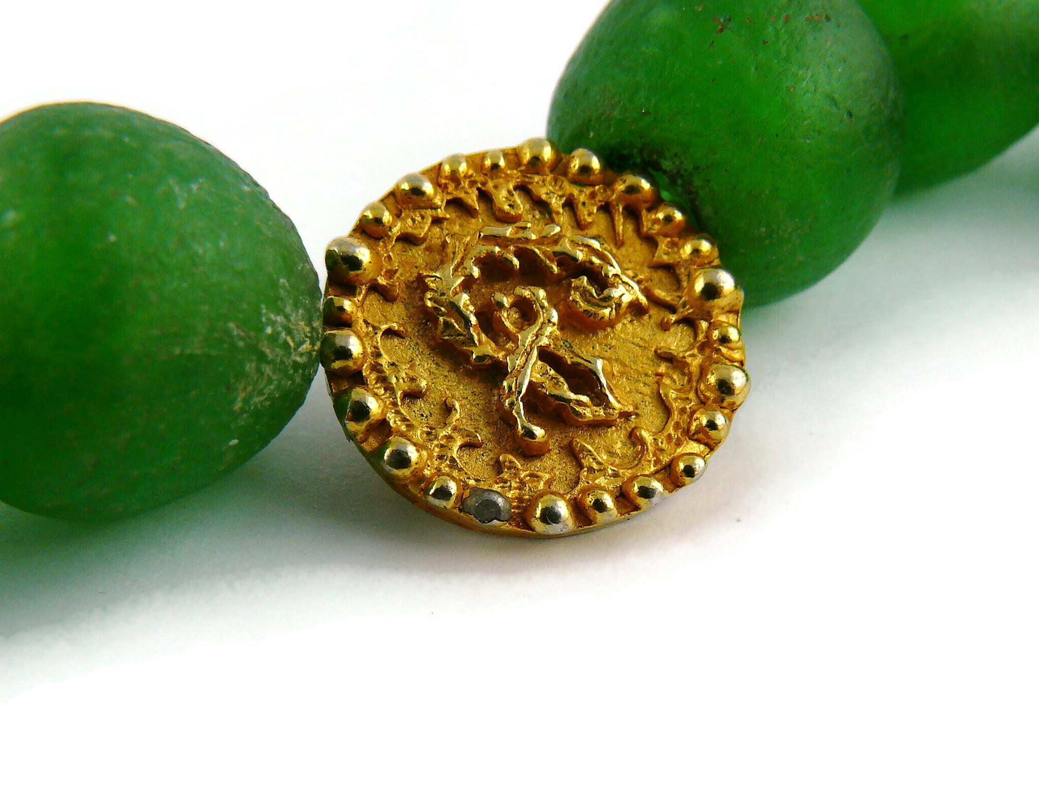 Christian Lacroix, collier vintage en perles de verre vertes anciennes et médaillon de divinité en vente 13