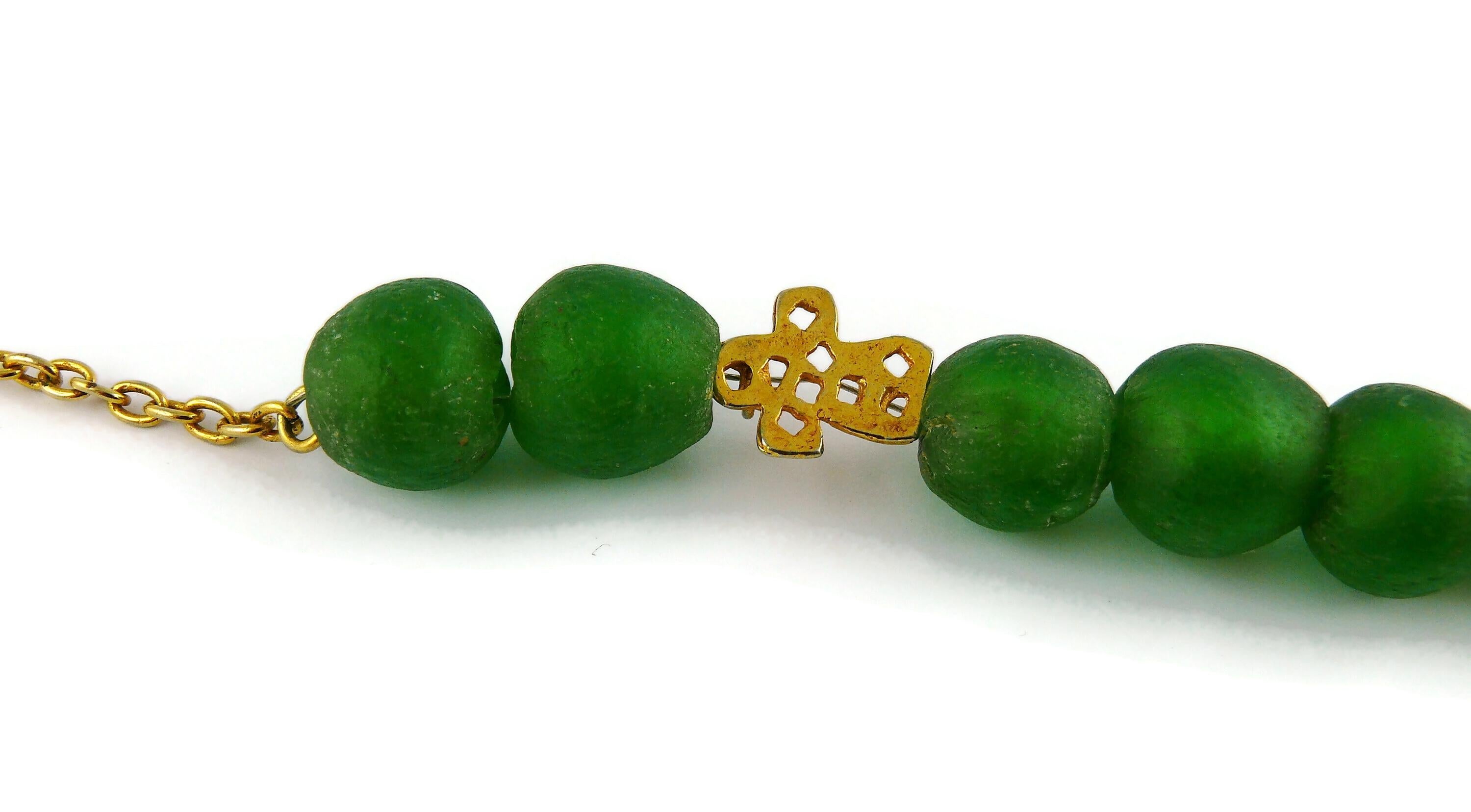 Christian Lacroix, collier vintage en perles de verre vertes anciennes et médaillon de divinité Pour femmes en vente