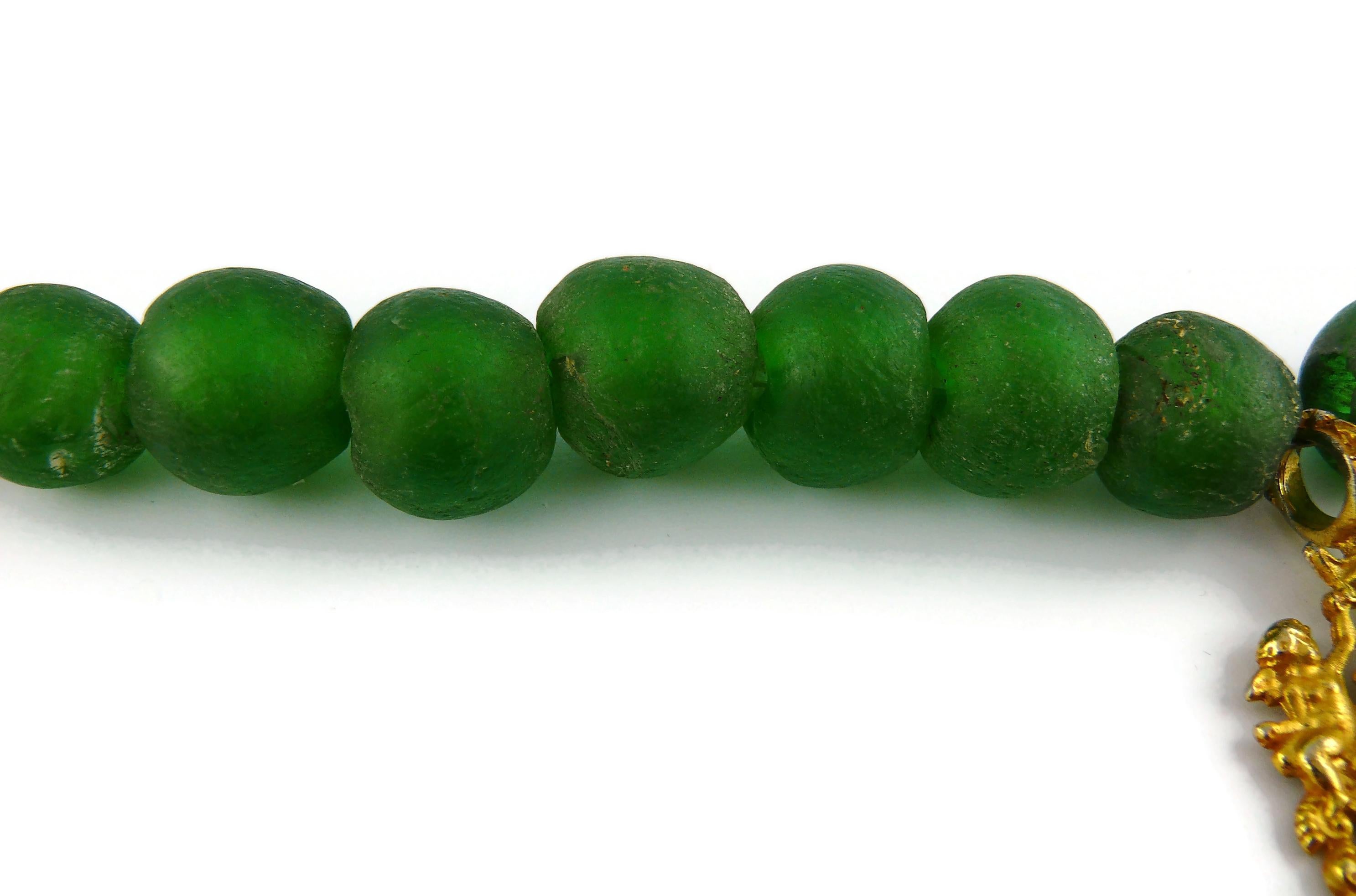 Christian Lacroix, collier vintage en perles de verre vertes anciennes et médaillon de divinité en vente 1