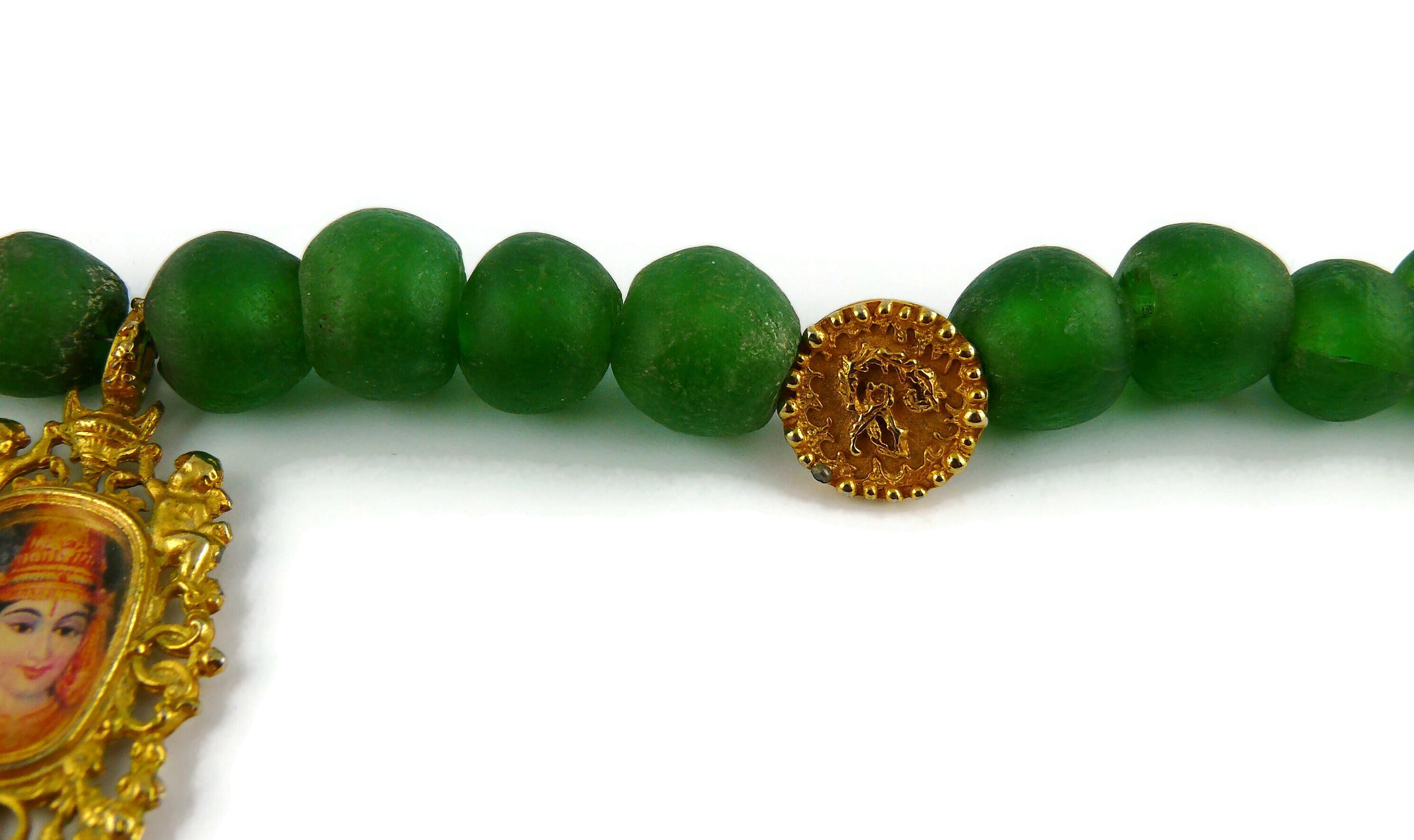 Christian Lacroix, collier vintage en perles de verre vertes anciennes et médaillon de divinité en vente 3