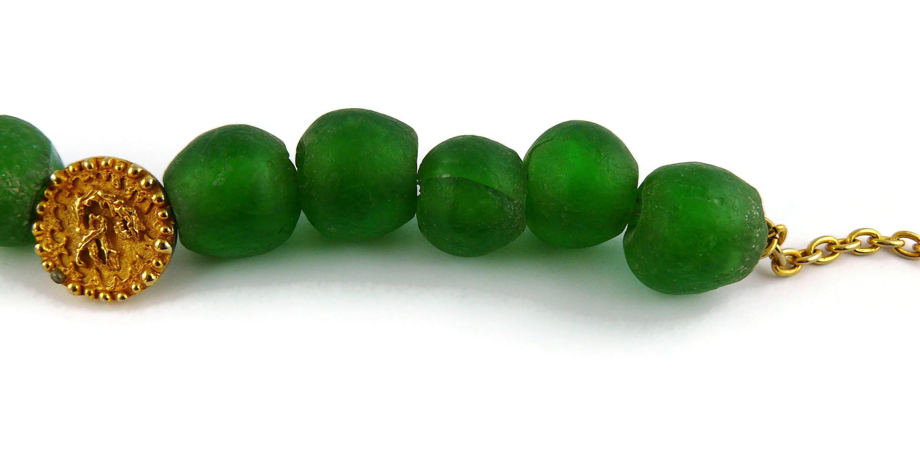 Christian Lacroix, collier vintage en perles de verre vertes anciennes et médaillon de divinité en vente 4
