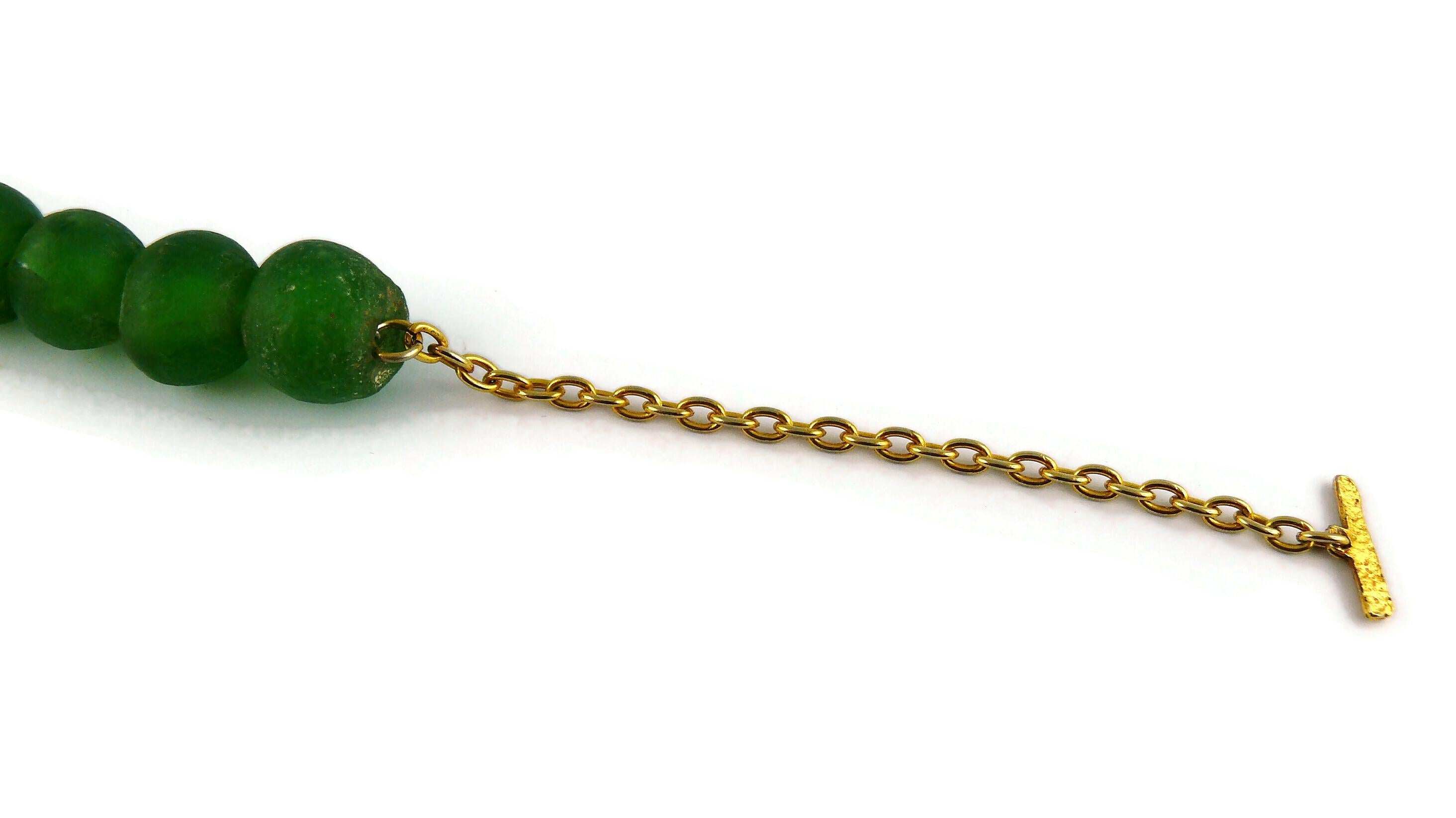 Christian Lacroix, collier vintage en perles de verre vertes anciennes et médaillon de divinité en vente 5