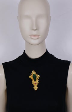 CHRISTIAN LACROIX Broche barroco vintage con cabujón de resina y cristal