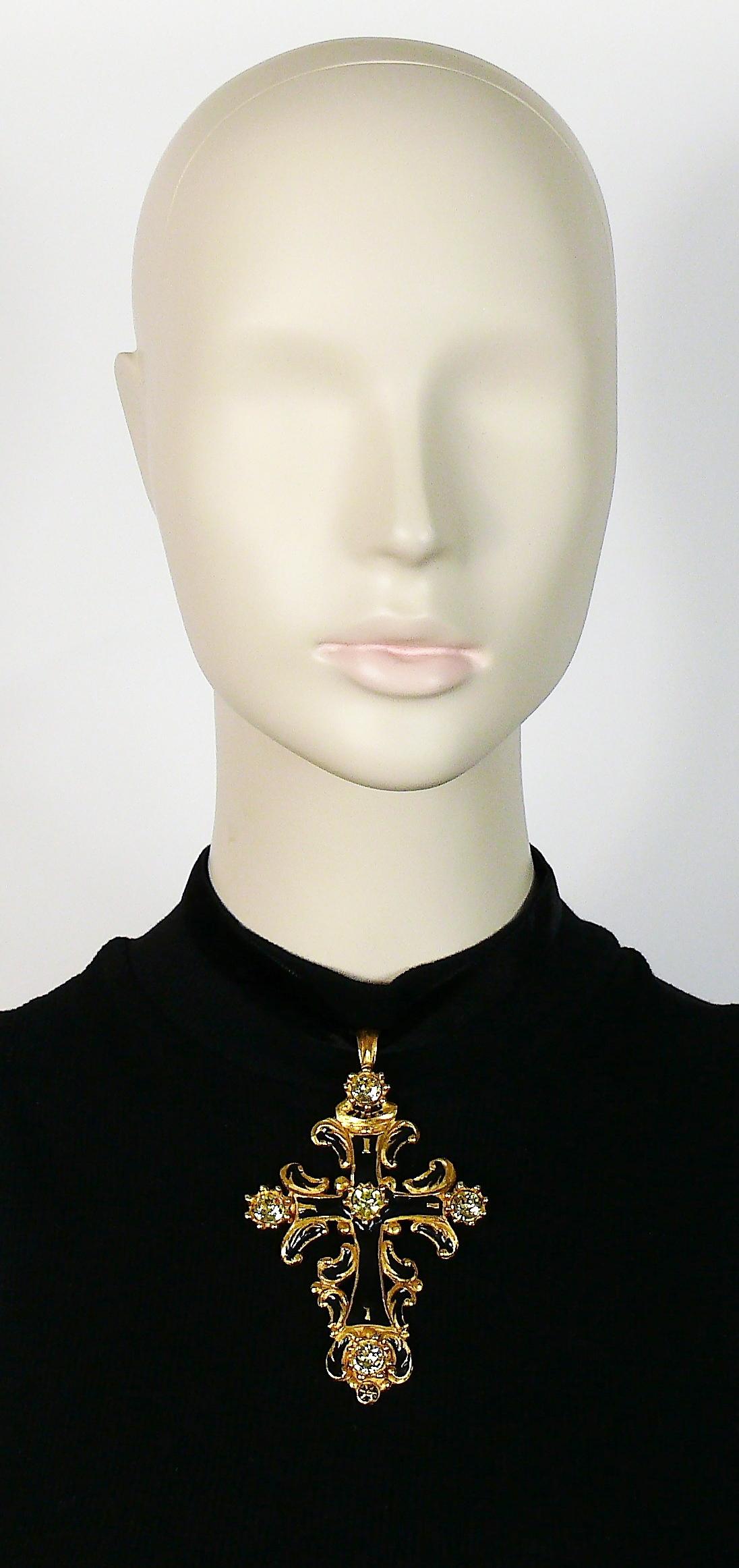 CHRISTIAN LACROIX vintage large Baroque gold toned cross with jonquil colour crystal embellishement and black enamel.

Black velvet ribbon (adjustable length).

Marked CHRISTIAN LACROIX CL Made in France.

Indicative measurements : cross height