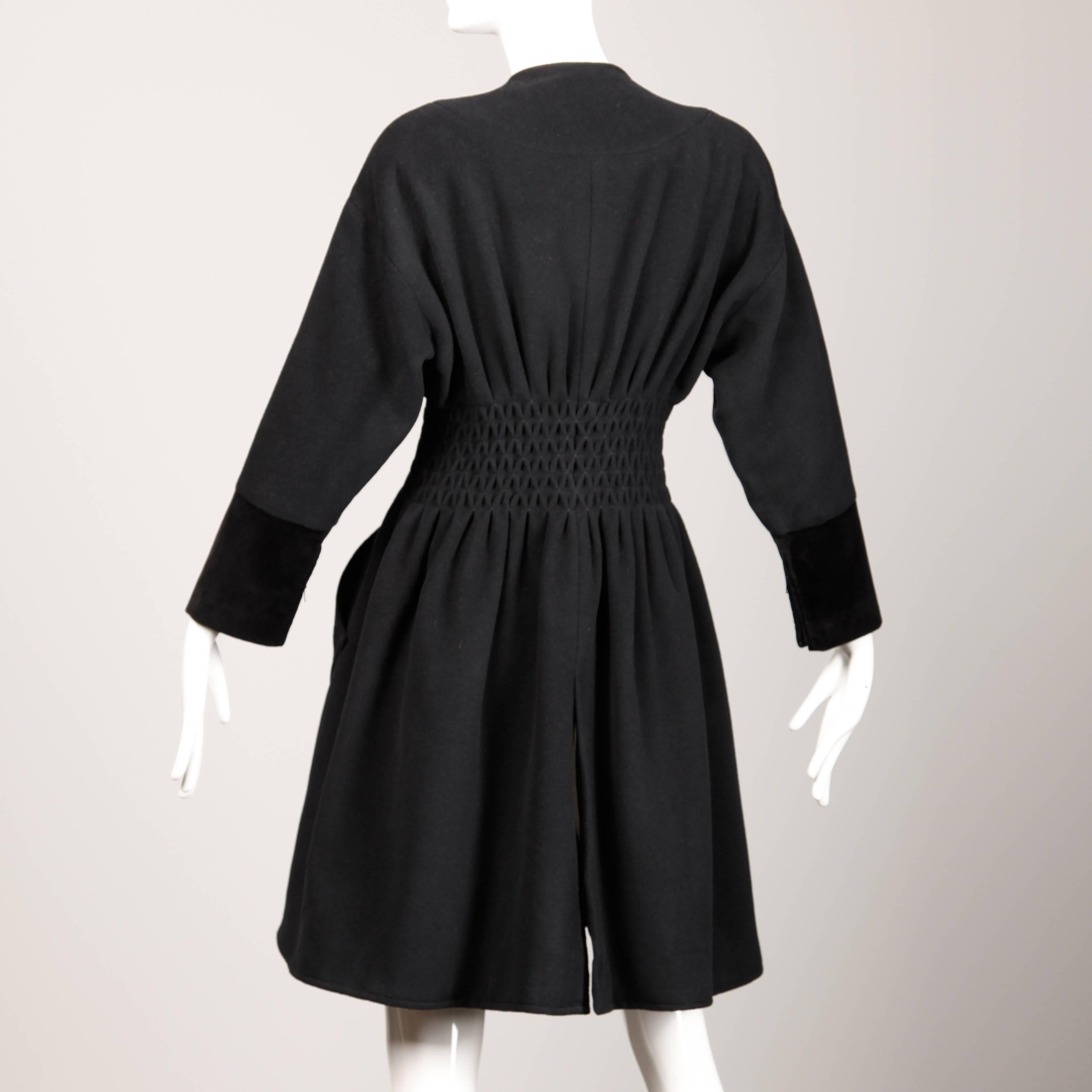Spektakulärer Vintage-Mantel von Christian Lacroix aus einer Woll-Kaschmirmischung mit rautenförmigen Taschen und gerafftem Bund. 75% Wolle/ 25% Kaschmir. Vollständig gefüttert und mit Reißverschluss vorne. Die angegebene Größe ist I 42, F 40, D 36,