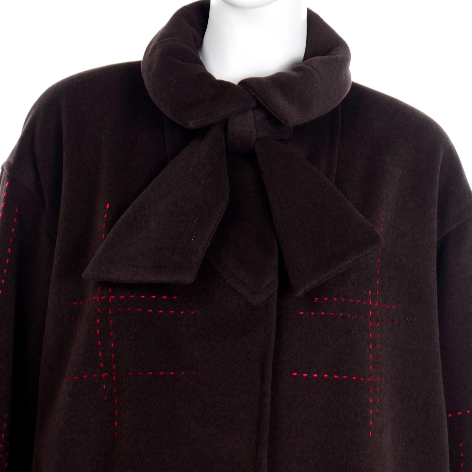 Nero Christian Lacroix Cappotto vintage in lana marrone con impunture rosse e papillon al collo in vendita