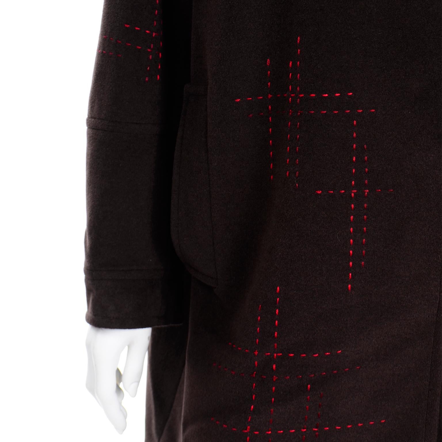 Christian Lacroix Cappotto vintage in lana marrone con impunture rosse e papillon al collo In condizioni ottime in vendita a Portland, OR