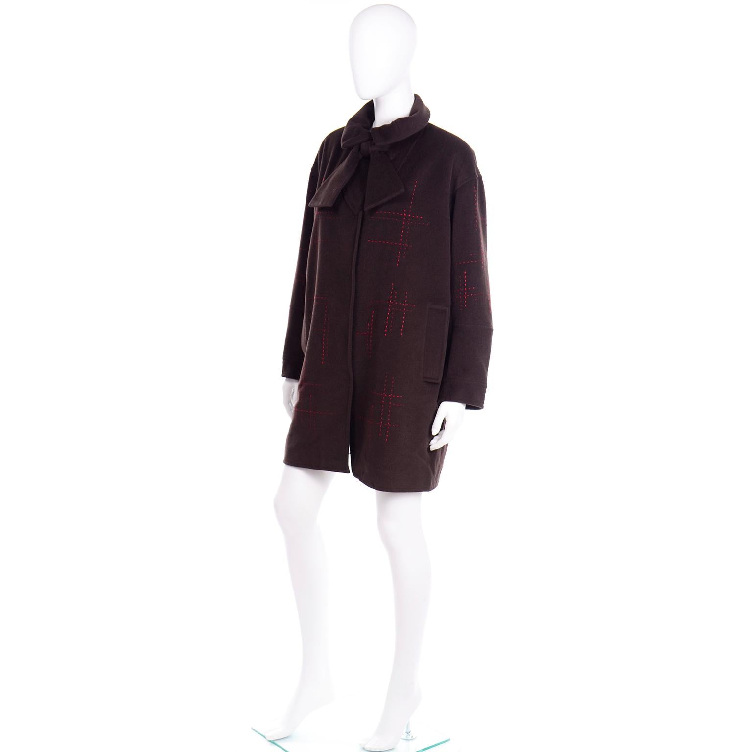 Donna Christian Lacroix Cappotto vintage in lana marrone con impunture rosse e papillon al collo in vendita