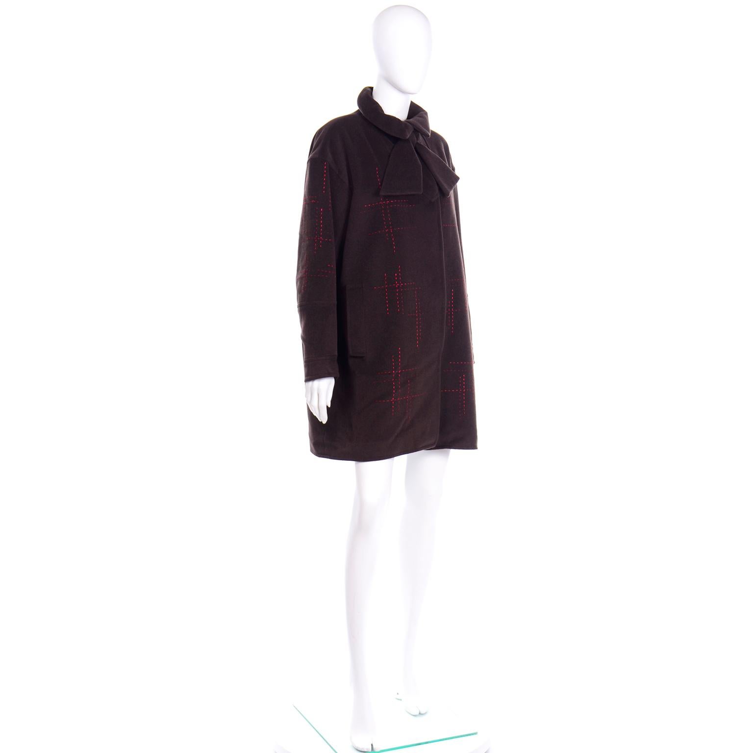 Christian Lacroix Cappotto vintage in lana marrone con impunture rosse e papillon al collo in vendita 1