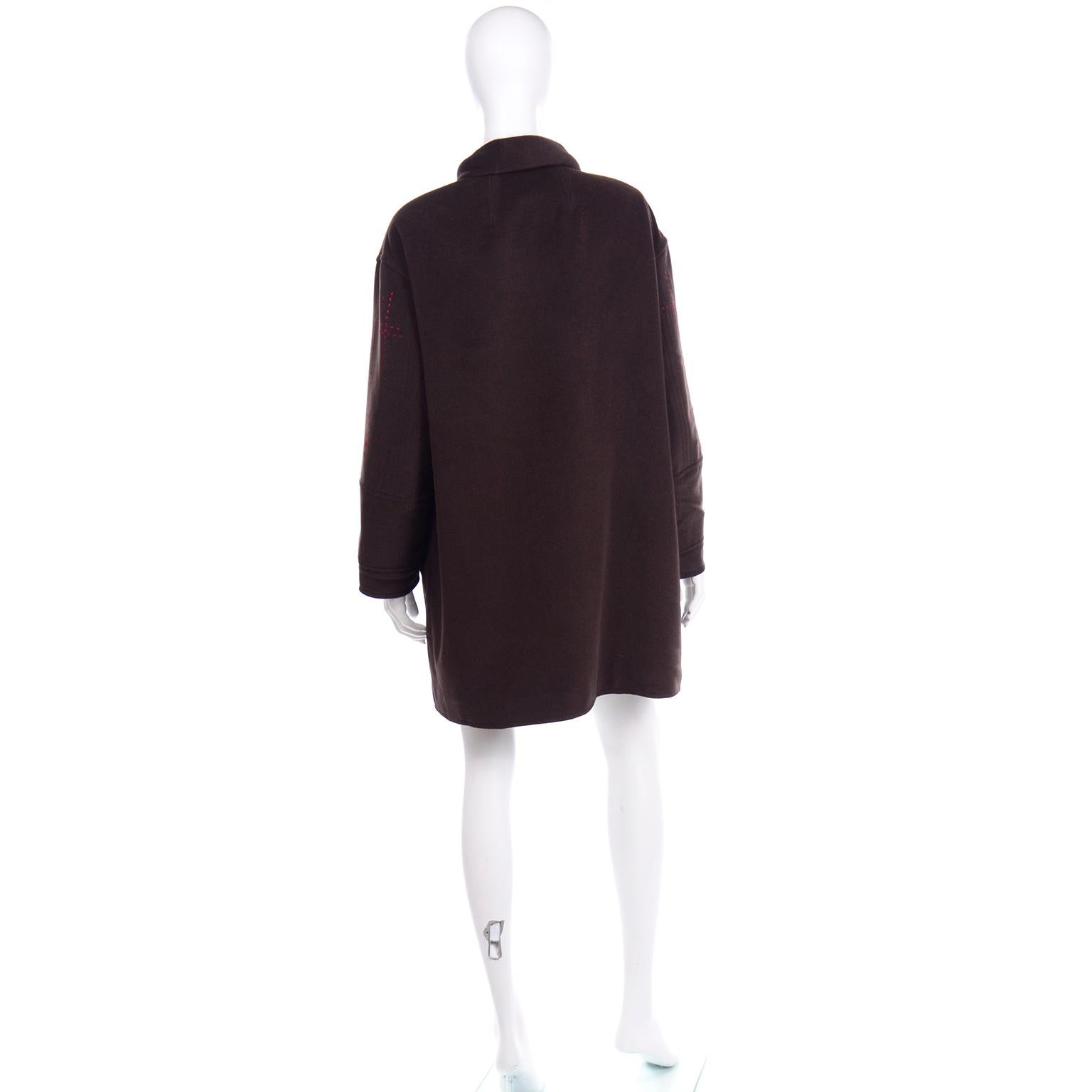 Christian Lacroix Cappotto vintage in lana marrone con impunture rosse e papillon al collo in vendita 2