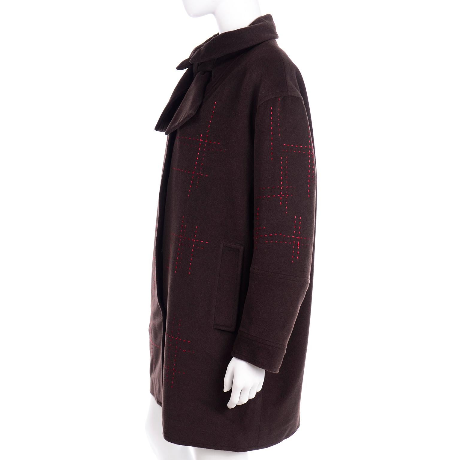 Christian Lacroix Cappotto vintage in lana marrone con impunture rosse e papillon al collo in vendita 3