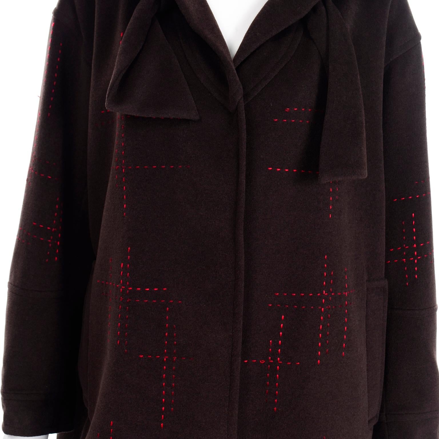 Christian Lacroix Cappotto vintage in lana marrone con impunture rosse e papillon al collo in vendita 4