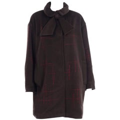 Christian Lacroix Cappotto vintage in lana marrone con impunture rosse e papillon al collo
