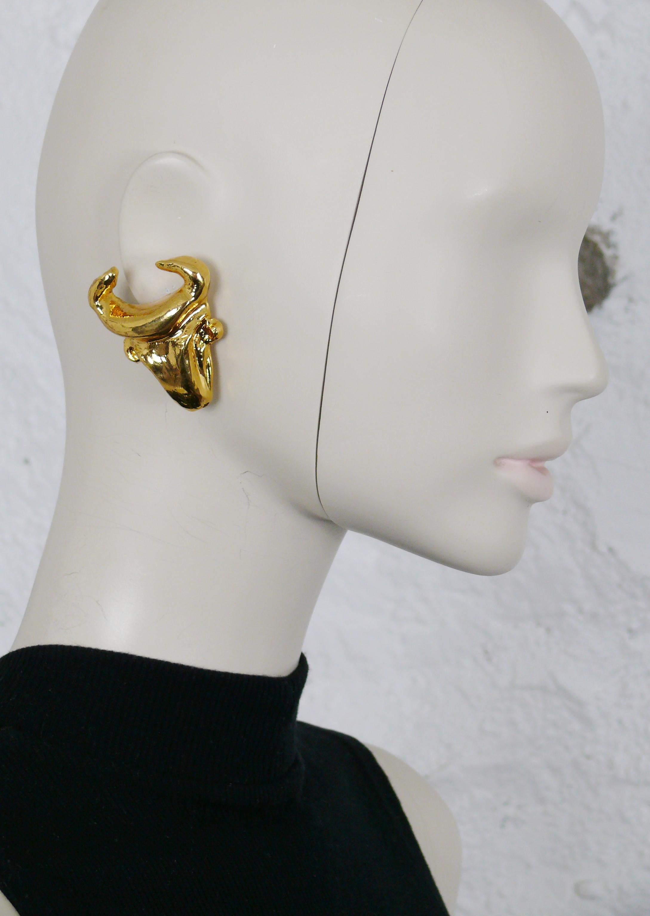 CHRISTIAN LACROIX vintage gold toned resin clip-on earrings featuring a bull head.

Marked CHRISTIAN LACROIX CL Made in France.

Indicative measurements : max. height approx. 5 cm (1.97 inches) / max. width approx. 4 cm (1.57 inches).

Comes with a