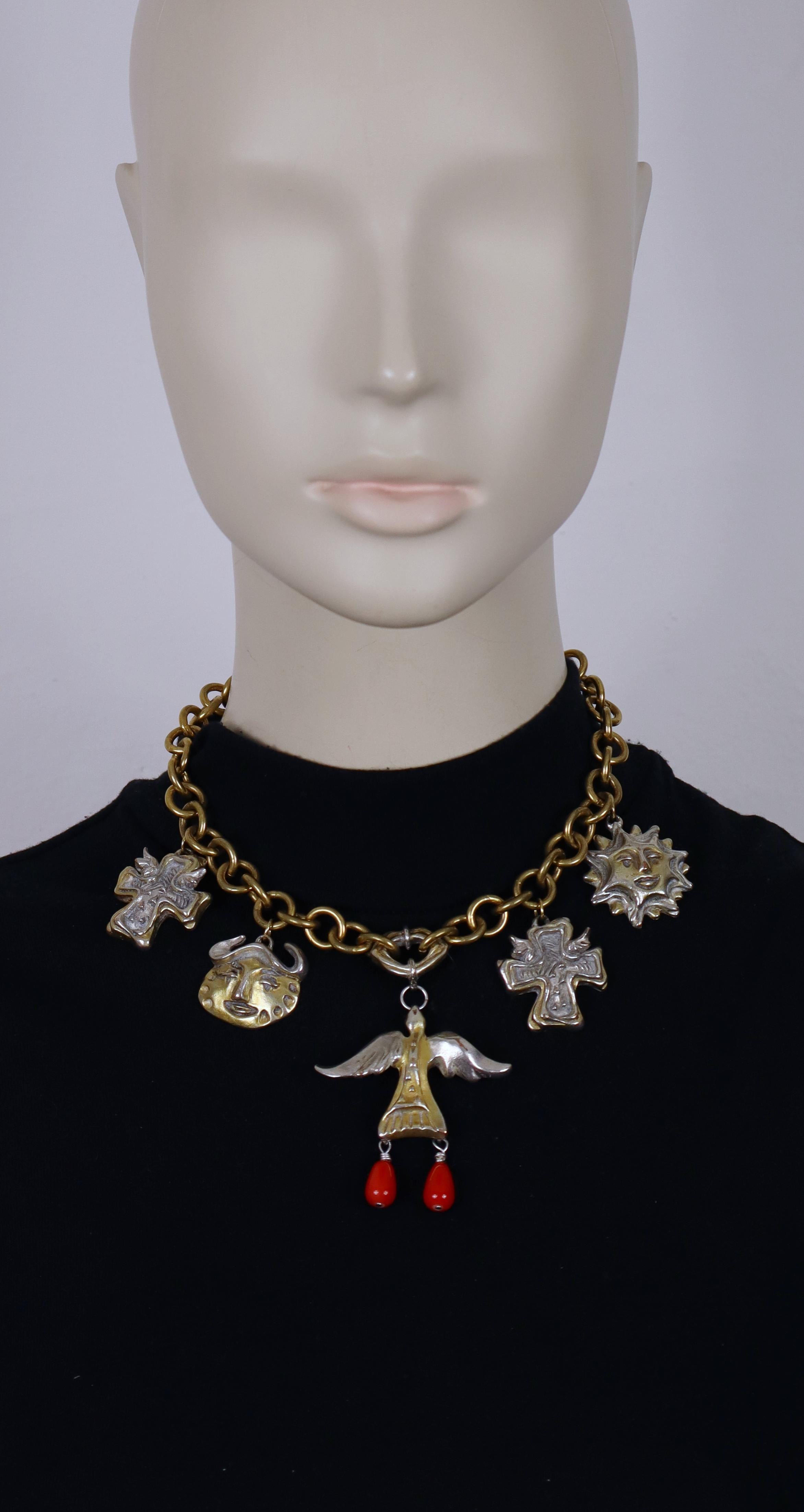Collar de cadena vintage CHRISTIAN LACROIX en tono dorado con cinco colgantes de metal bicolor.

Cierre basculante.

Con la marca CHRISTIAN LACROIX CL Fabricado en Francia.

Medidas indicativas :  longitud aprox. 39 cm (15,35 pulgadas) / anchura del