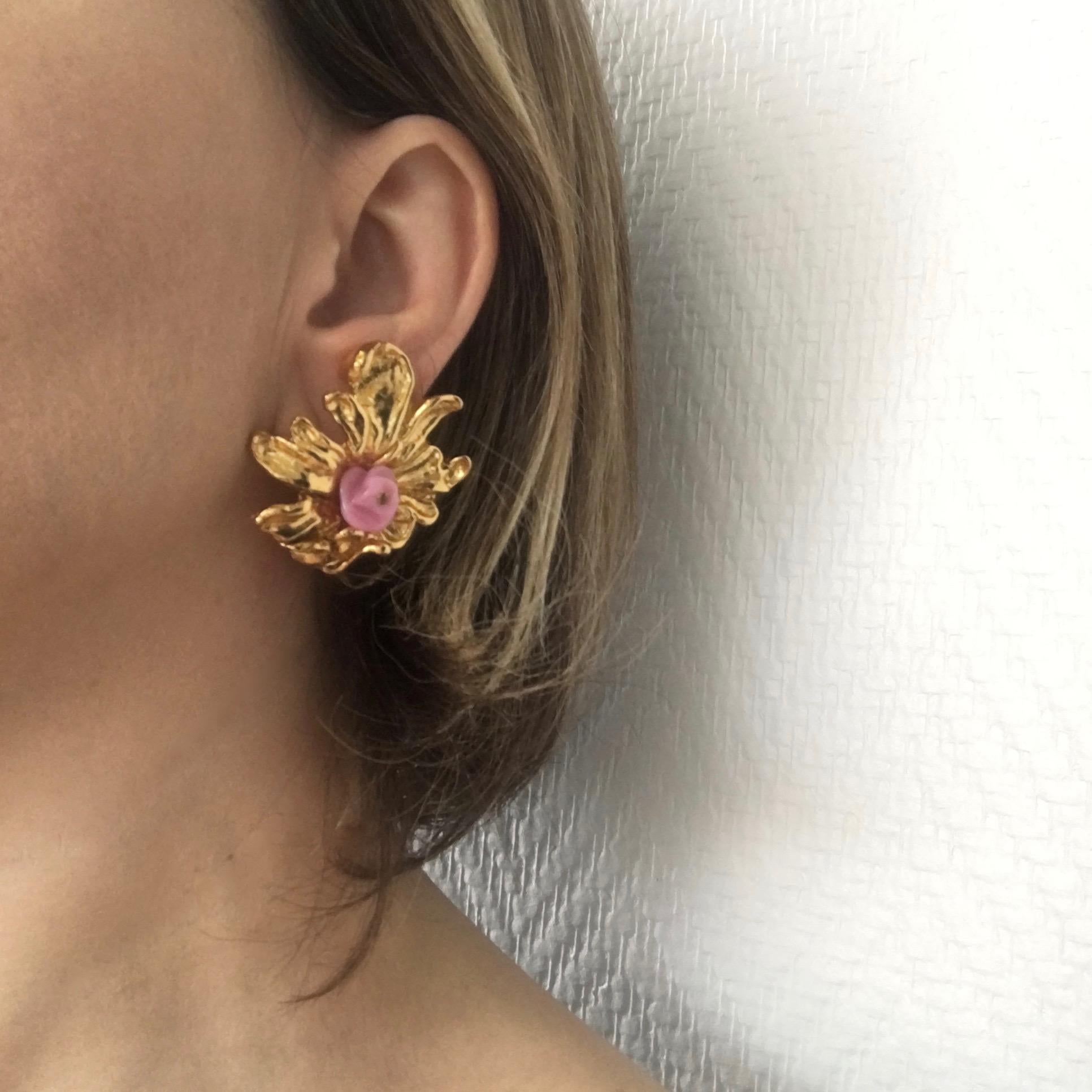 Christian Lacroix clip-on earrings in gold metal with a small rose in the center. Vintage jewel in very good condition, the gilding is a little passed on a small place of the loop (see photo), not very visible.
Dimensions: 5 x 4.5 cm
Delivered in a