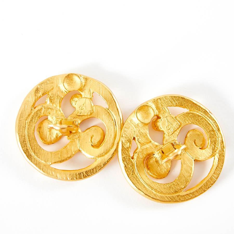 Nice pair of Christian Lacroix clips. They are in matt gilt metal. They are shaped like volutes. 
This pair is very light to wear.
In very good condition. 
Made in France.
Dimensions : diameter 3.5 cm

Will be delivered in a non-original dustbag
