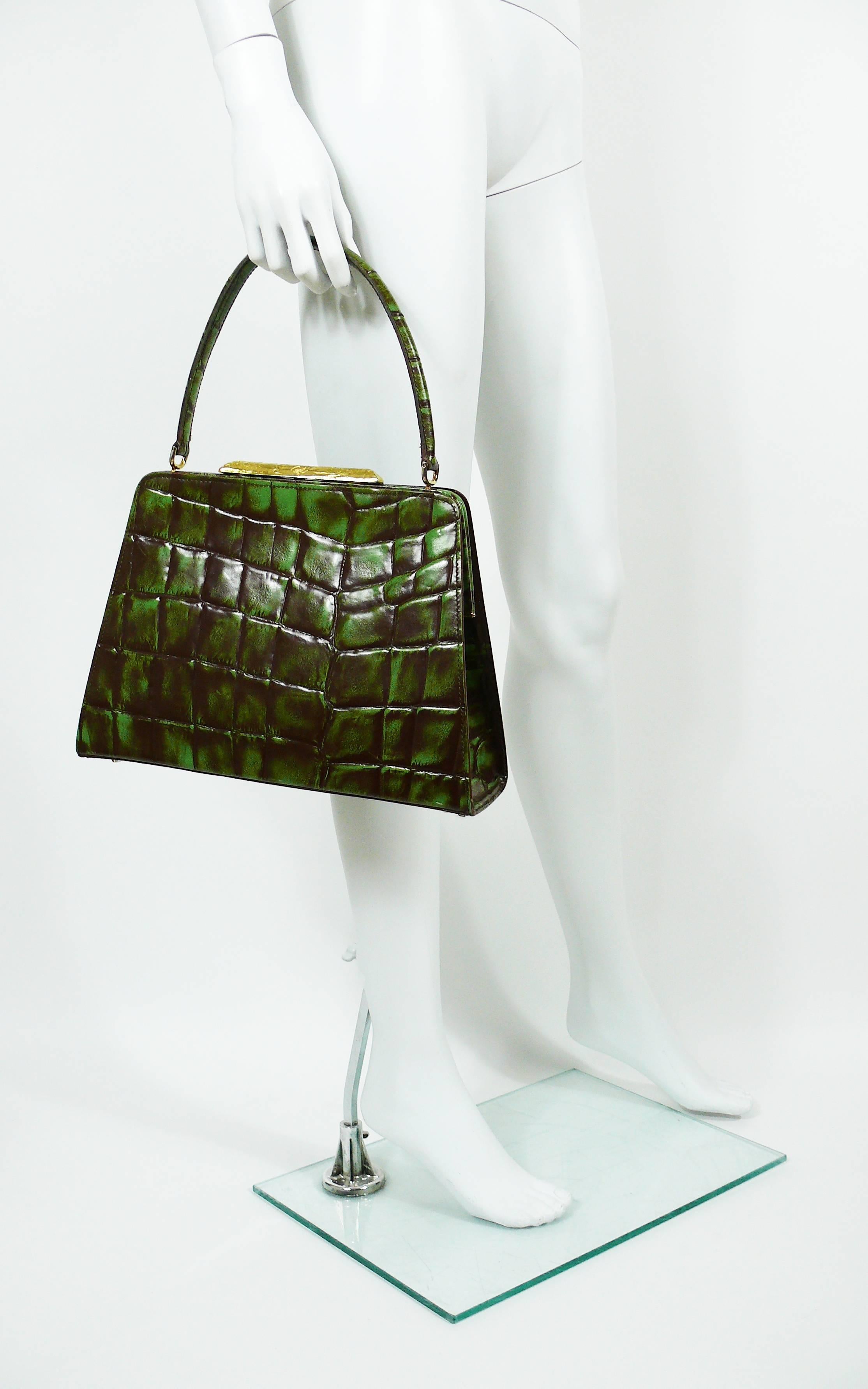 CHRISTIAN LACROIX Vintage seltene Kunstleder Krokoprägung gerahmte Handtasche in leuchtenden Grün- und Brauntönen.

Diese Tasche hat folgende Eigenschaften:
- Goldfarbene Hardware.
- Wunderschöne goldfarbene, strukturierte Schließe mit der Prägung