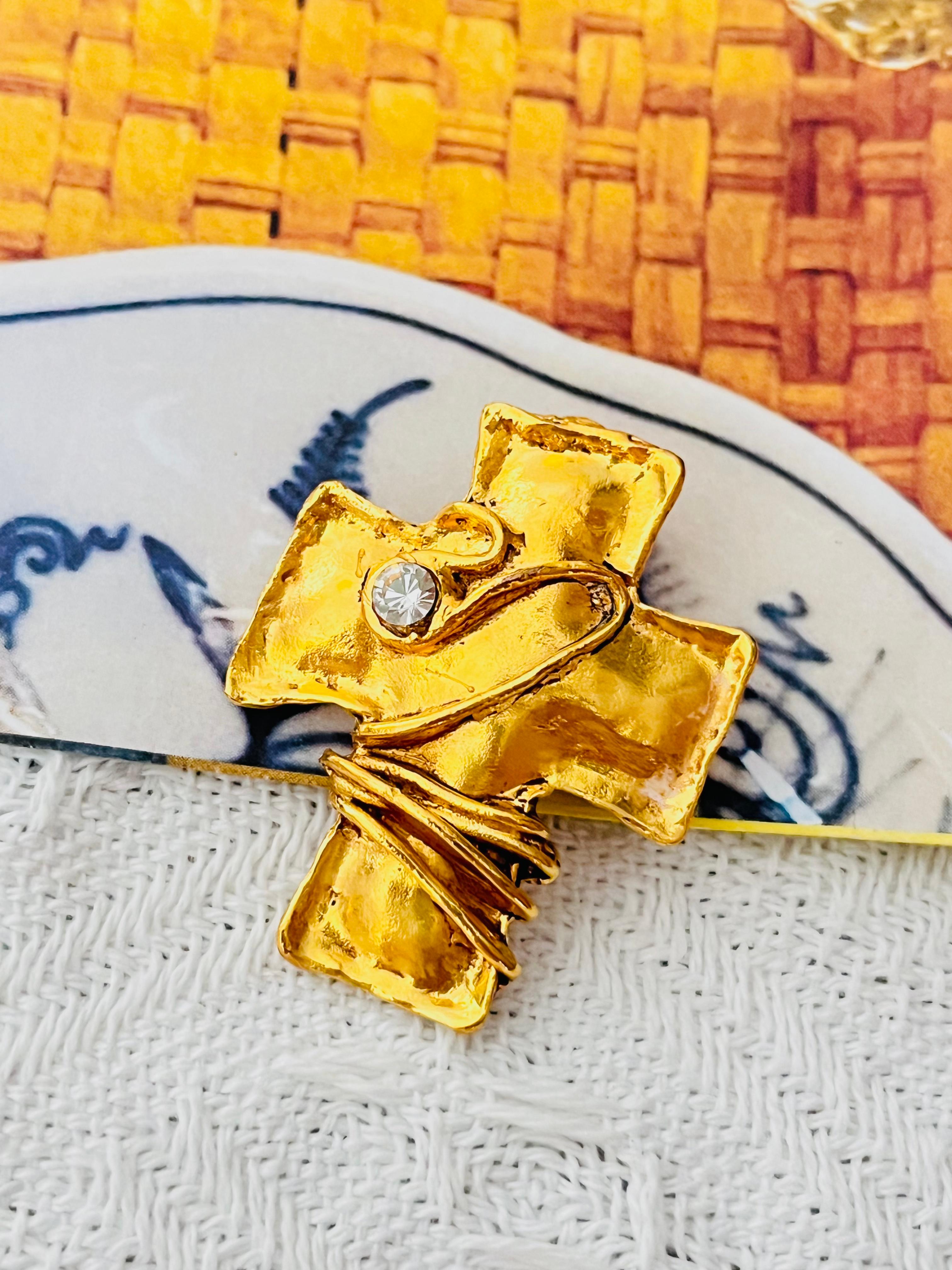 Christian Lacroix Vintage 1980s Unisex Classic Iconic Cross Crystal Twined Vine Pendant Brooch, Gold Tone

Condizioni eccellenti. Forse leggeri graffi o perdita di colore, appena percettibili. 100% autentico.

Una spilla molto bella, firmata sul