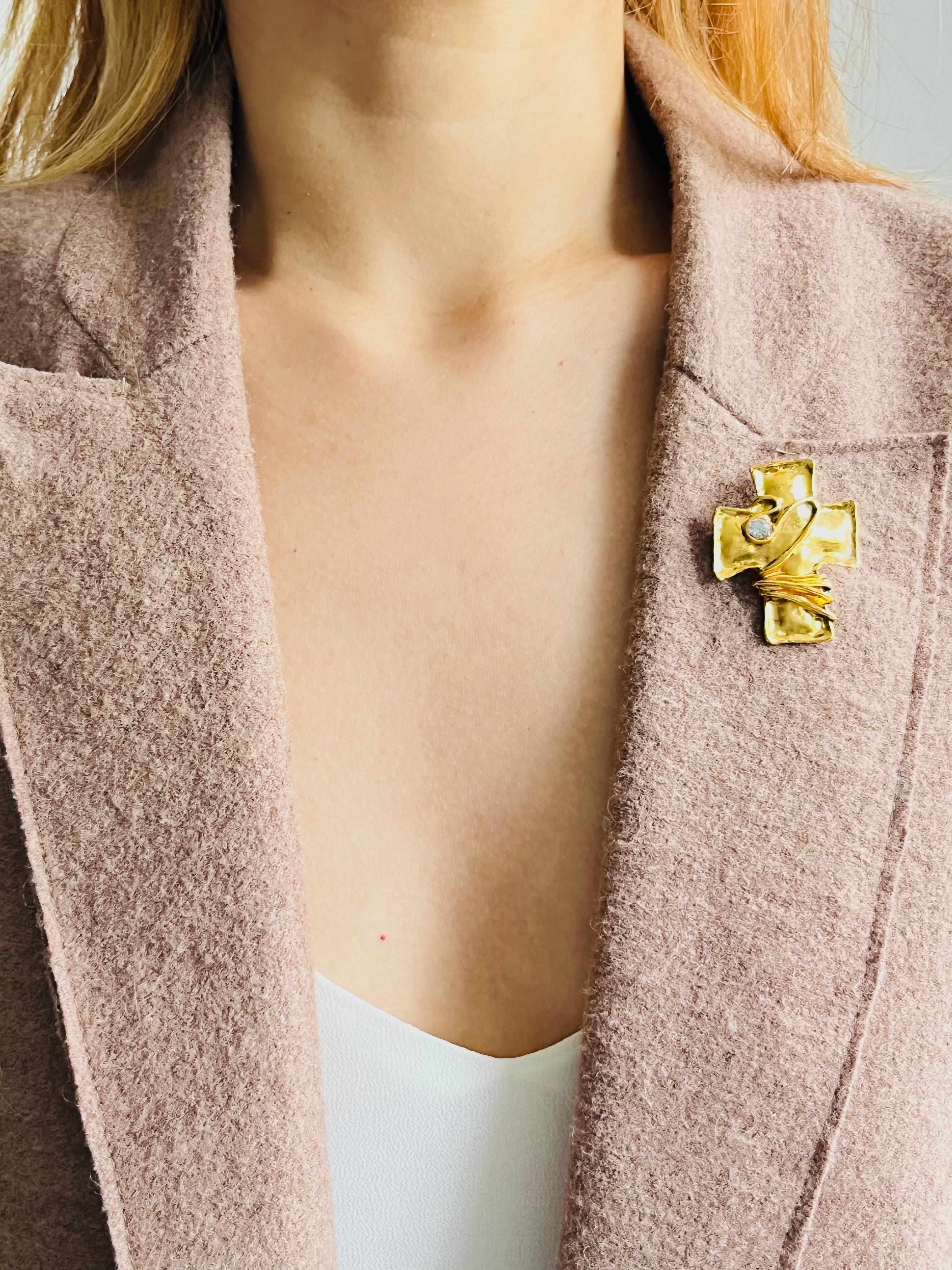 da uomo o donna Christian Lacroix Croce Vintage Blu Rosa Verde Cristalli Argento Spilla Ciondolo in vendita